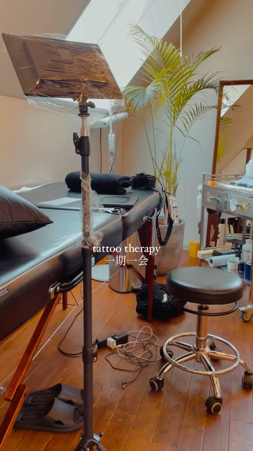 Lors de mon dernier voyage au Japon, j’ai décidé de marquer cette expérience unique en me faisant tatouer.
Mais je ne voulais pas juste un tatouage ordinaire. Je voulais quelque chose de significatif, quelque chose qui capturerait l’essence même de toutes mes expériences japonaises et du sentiment de bien-être que je ressens lorsque je suis là-bas.
Les mots « ichigo ichie » sur mon bras ont alors pris tout leur sens. Cette expression japonaise, qui signifie littéralement « une fois, une rencontre » comme je vous l’ai expliqué dernièrement, incarne l’idée que chaque moment est unique et précieux, et qu’il faut le vivre pleinement car il ne se reproduira jamais de la même manière.
Ce tatouage est bien plus qu’un simple marquage sur ma peau ; c’est un rappel constant de toutes les leçons que j’ai apprises au Japon, de tous les moments précieux que j’ai vécus, et du profond sentiment de paix et de bien-être que je ressens lorsque je suis là-bas.
Chaque fois que je regarde mon bras, je suis enveloppée par une vague de gratitude envers le Japon et tout ce qu’il m’a apporté. C’est comme si ce pays lointain était devenu un second chez-moi, un endroit où je me sens vraiment apaisée et en harmonie avec moi-même.
📍Tokyo @tattoostudioyamada
💉Tattoo Artist @kyoka_tsy
#tattoo #tattooartist #kyokatsy #tokyo #souvenirs #japan
#monjapon2025 @visitjapanfr