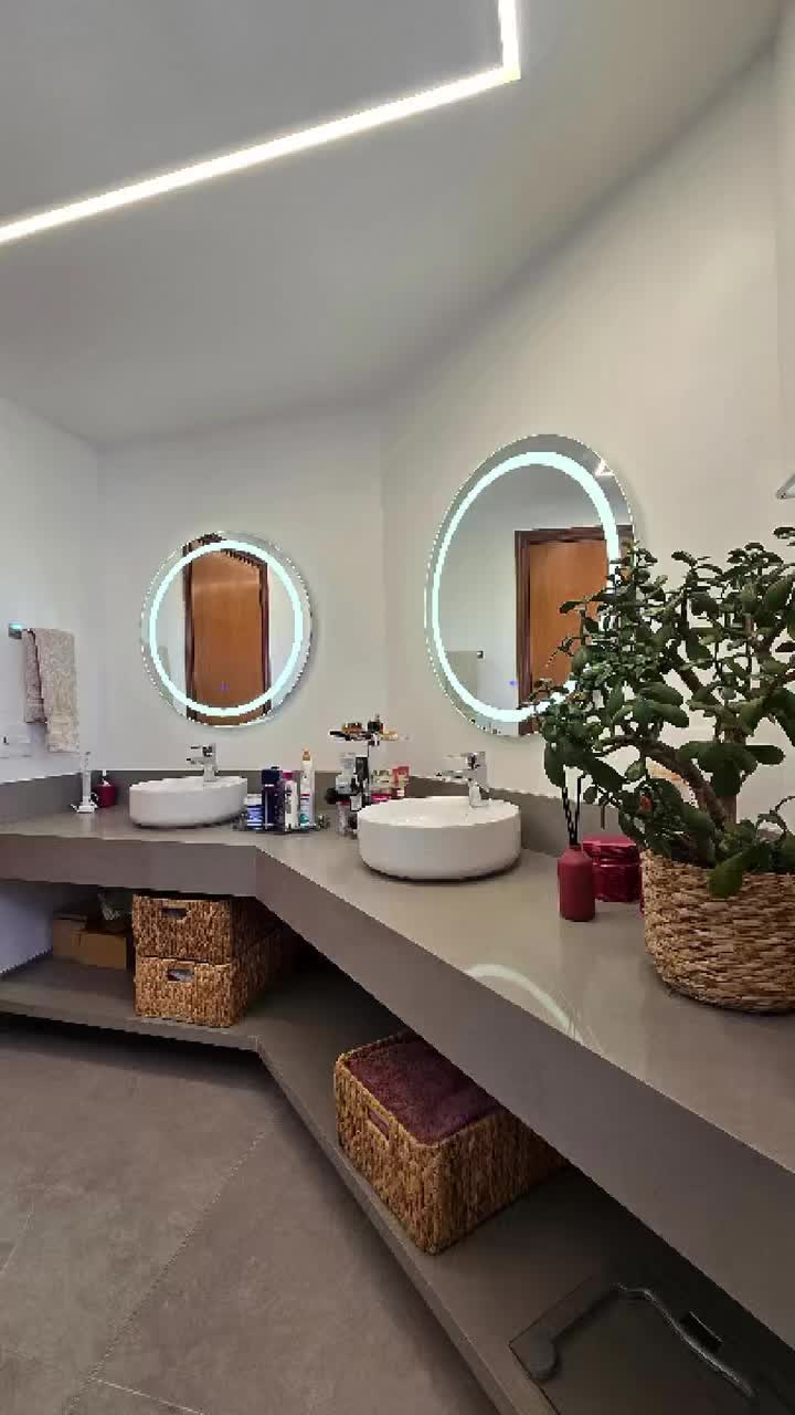 ✨ Projetar um espaço vai muito além da estética, é sobre entender as necessidades de quem vai vivê-lo.
🏠 Para essa reforma, a designer @silvinavillenabyzuhause transformou um banheiro de 12m² em um ambiente seguro, acessível e cheio de personalidade para uma senhora de 81 anos, que chama esse lar de seu há 37 anos.
🤝 Cada detalhe foi pensado para garantir conforto e praticidade no dia a dia, sem abrir mão do design. E, claro, contando com a parceria da @decaoficial, @lojaobrafacil, @maismarmoraria e @portobelloshopzonanorte para tornar esse projeto realidade!