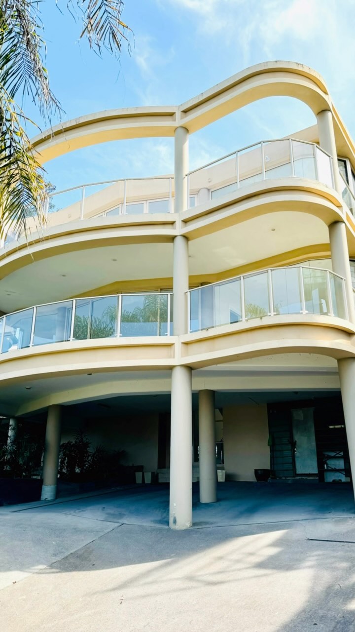 PROJECT SEAFORTH | what a mess the outdoors were. Our task was to completely tidy the outdoor area to provide a fresh & safe area for new tenants to move in. We removed mould from the outdoor area, old furniture, weeds and overgrown plants to create a clean outdoor area for this rental property.
#homerefurb #sydney #seaforth #property #propertyrefresh