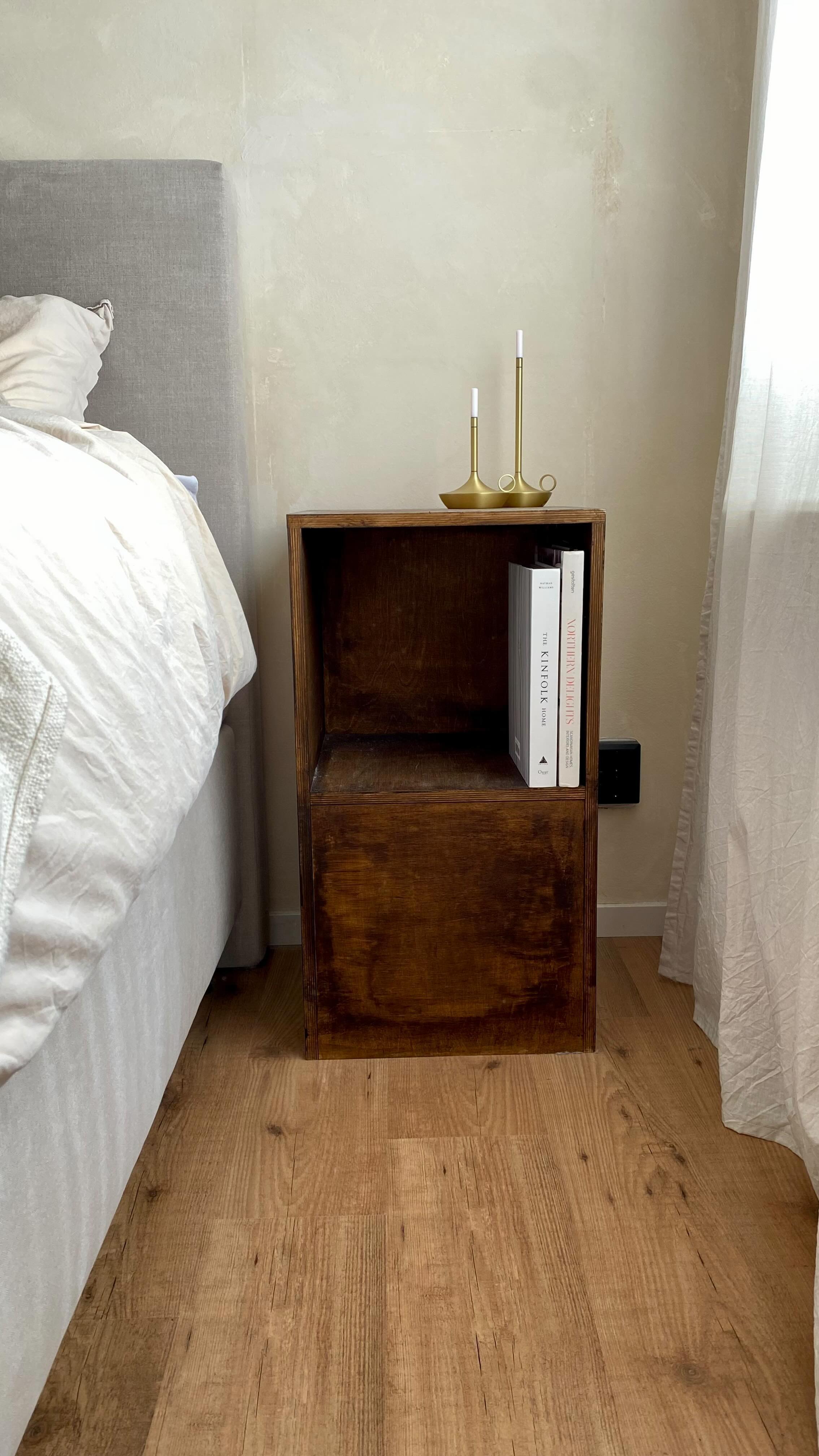 Bedroom ๐
Sinds de komst van Jenthe is onze slaapkamer een plek geworden om even in terug te trekken en tot rust te komen. We hebben bewust gekozen voor een rustig geheel.
Wil jij dit ook?
Hier een paar tips om een ontspannen sfeer te creรซren in je slaapkamer:
๐ค Kies voor rustige kleuren
Wij kozen voor kalkverf in de kleur Lin Lisse van @betonlook.nl . Het wolkjes patroon zorgt voor een dromerig effect.
๐ค Minimaliseer
Houd het simpel en functioneel en probeer de accessoires te minimaliseren. Zo houd je het rustig.
๐ค Zorg voor de juiste verlichting.
Gebruik geen felle lampen, maar warme (dimbare) verlichting. De combi van verschillende type lampen geeft al een knusse sfeer.
๐ค Voeg een persoonlijk tintje toe.
Dat kan bijvoorbeeld door accessoires met een verhaal toe te voegen. Zag je het kunstwerkje op de wandplank? Dit was een leuk DIY-projectje welke ik samen met mijn zusjes maakte.
Wij genieten dagelijks van onze slaapkamer. Hopelijk helpen deze tips jou ook om rust te creรซren!
#bedroom #bedroominspo #bedroomdesign #binnenkijkenbijmij #slaapkamerinspiratie #interiordesign #interiors