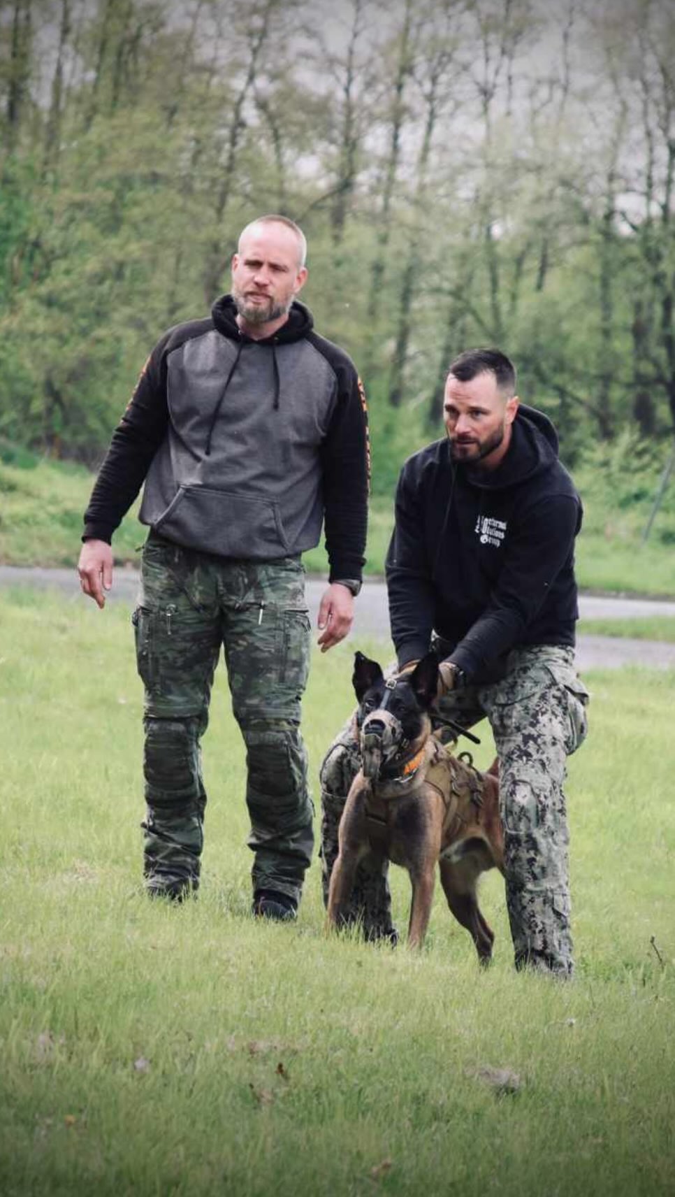 Vielen Dank für eure unglaubliche Motivation und Arbeitsbereitschaft an diesem Wochenende!
Es hat sich einmal mehr gezeigt: durch eine modulare Ausbildung, einem guten Team, kynologischem Verständnis und ganz besonders eurem Fleiß konnten wir auf unserem Beiß- Stosskorbseminar nicht nur bei den Junghunden die Grundlage für viele weiterführende Arbeiten legen.
Mit einigen Hunden sind wir bereits in die komplexen Themenbereiche eingetaucht und haben nebenbei den einen oder anderen fremden Schutzdiensthelfer mit einbauen können.
Wir freuen uns auf die nächsten „offenen“ Seminare mit euch!
Bei Interesse schaut auf unseren Terminkalender und meldet euch vor WhatsApp oder Email.
Euer Burli-K9 Team
#ufpro #ufprogear #muzzlework #muzzle #bitework #policedog #mwd #k9 #k9units #k9training #dogsofinstagram