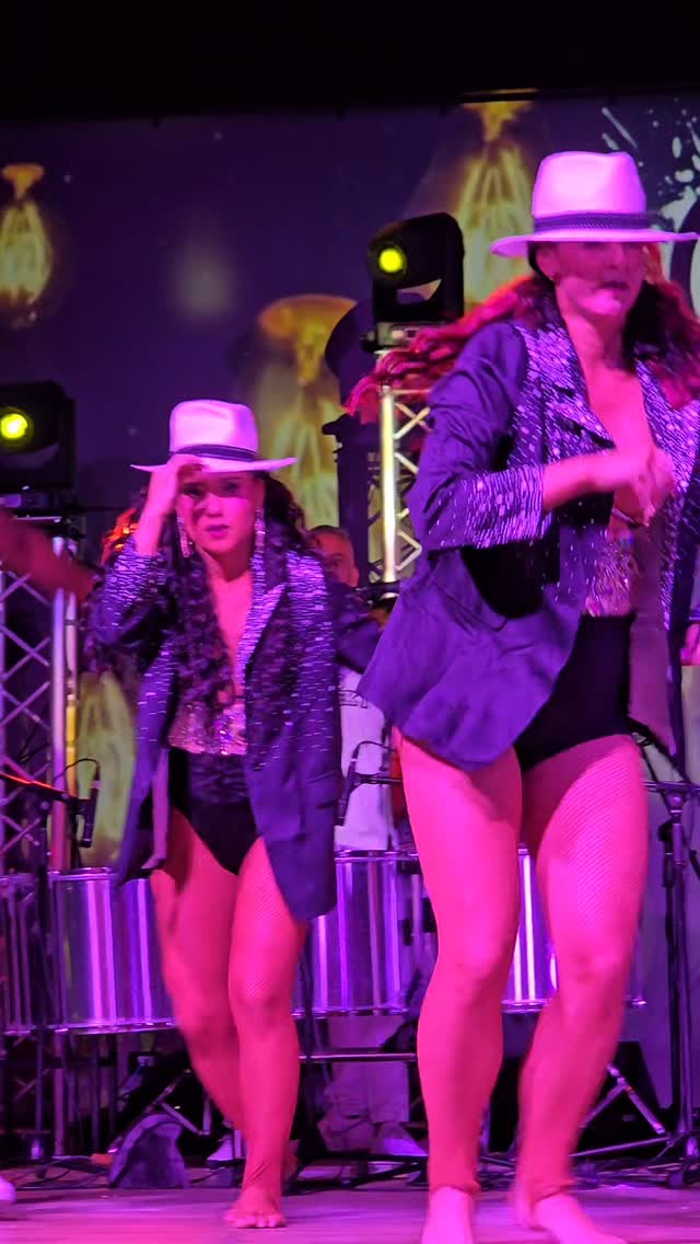 🎩🖤 What an honour to bring this iconic Samba enredo to the stage with a very special choreography by the one and only grande mestre @carlinhossalgueiro_oficial 👑 .
We are immensely grateful to work with the leaders of the field from Brazil and have our show blessed by them.🇧🇷. Seven artists in our ensemble have also had the privilege of being with the esteemed @passistasdosalgueirooficial under Carlinhos’ direction ♥️.
Our next production of The Carnaval Experience show takes place on Saturday August 30th and features two superstar artists from Rio! 🎫 Link for tickets in bio @rioprojekt.