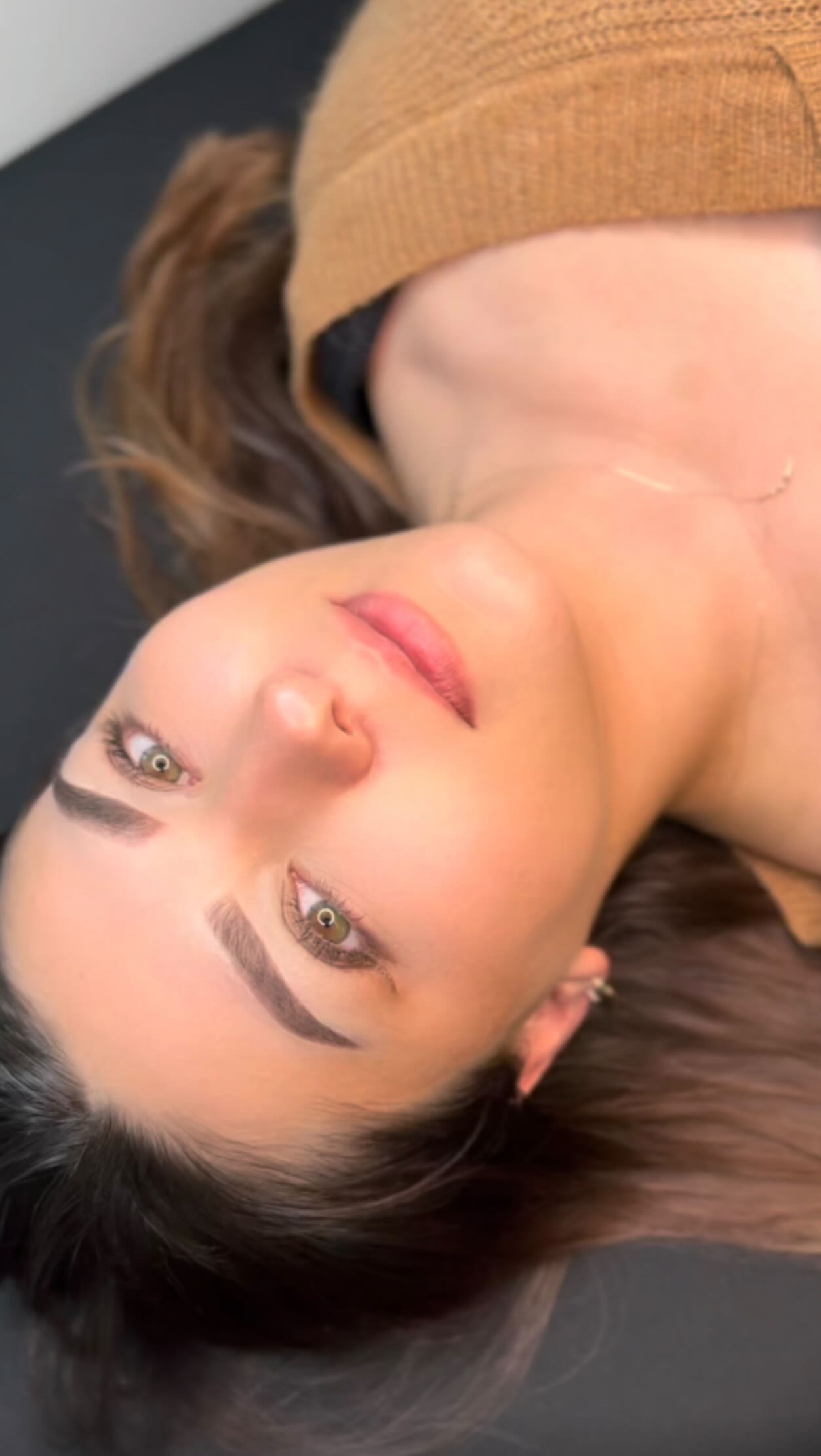 🤍 Powder Brows für meine bezaubernde @danaflye 🤍
Ich schätze ein größeres Kompliment, als während der Behandlung einzuschlafen, können mir meine Kundinnen nicht machen.
Mich erfreut es ungemein, wenn ihr euch rundum wohlfühlt und nach der Behandlung zufrieden und schon voller Vorfreude auf das abgeheilte Ergebnis seid. 🤍
Swiss Color Pigmentmix: 204 Hazel Brown, 206 Cocoa Brown
#powderbrows #swisscolor #permanentmakeup #permanentmakeupartist #loveyourself #lovewhatyoudo #happywhenyouare