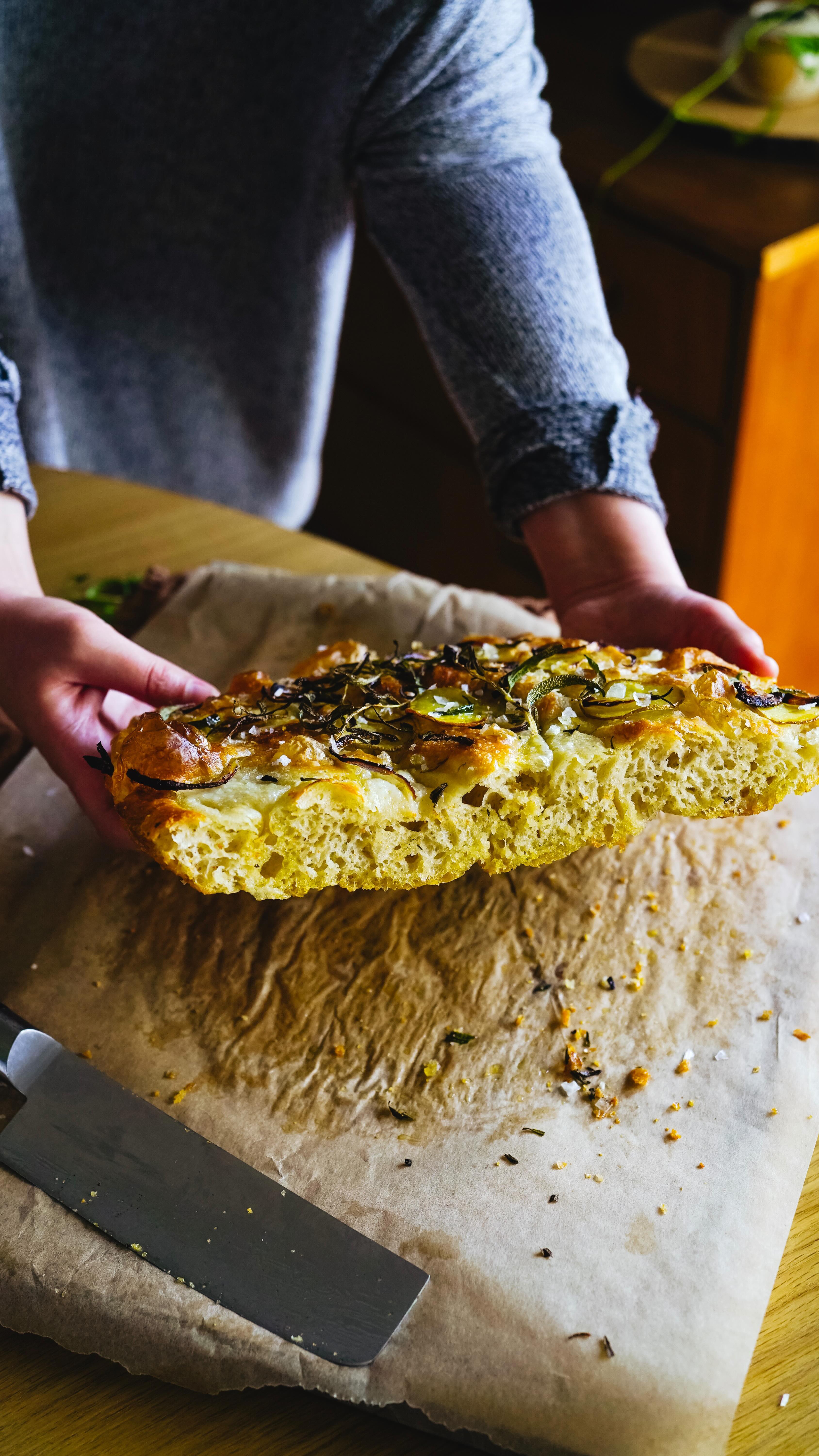 No-Knead Focaccia Tutorial 🌿🤎
Comment “focaccia” to get the written recipe sent to your inbox.
#noknead #focaccia #nokneadbread #plantbasedrecipes