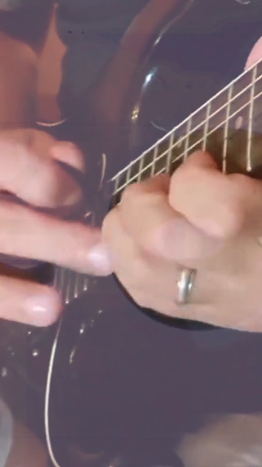 Cordas e pedais NIG sempre falando alto no som do @zefilhoguitarrista. Pegada impecável em um timbre animal nesse solo clássico do mestre Ed Van Halen em Beat it do Michael Jackson. 🎸🎶🔥
#nigmusic #nigstrings #nigpedals #cordasnig #zefilhoguitarrista #michaeljackson #vanhalen #edvanhalen #guitarrista #guitarra #rocknroll