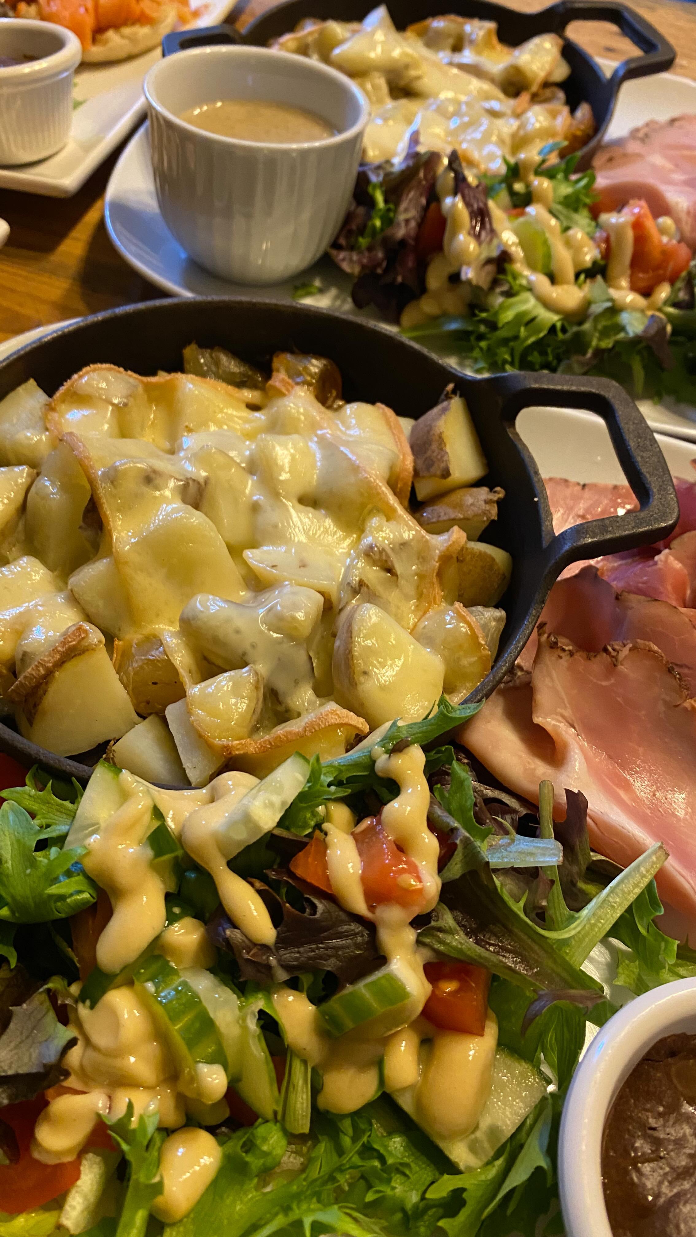 🍳 Plongez dans un festin visuel et gustatif avec nos superbes brunchs ! 🥞
On met de l’amour dans chacune de nos assiettes, elles sont soigneusement préparées pour éveiller vous régaler et ravir vos papilles 😍
Du classique au créatif, on vous propose des brunchs pour tous les goûts !
Réservez votre table dès maintenant et il n’y a plus qu’à choisir son brunch favoris 😋🥞
#brunch #restaurant #variete #montreal #recette #aufestindebabette #papilles #gourmandises