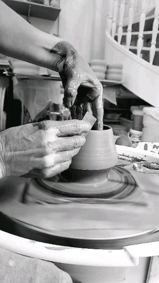 TOURNER LE TEMPS QUI TOURNE
Travaillant sur mon tour de potier, la girelle tourne et entraîne mes pensées…
Et je pense à chaque pièce qui est unique et qui naît des gestes que mes mains ont appris avec patience et dévouement. Elles prennent forme avec une attention méticuleuse et une tendresse infinie.
Chaque pièce devient le reflet du temps qui s'écoule et du bonheur de donner vie à la terre entre mes mains.
Ainsi, lorsque l'une de ces pièces arrive entre vos mains, j’espère que vous ressentez et recevez également tous ces précieux moments et ces valeurs.
Joyeux dimanche !
💕💐💕
.
.
.
#tempsdeterre #paris12 #atelierceramique #joyeuxdimanche #mug #pieceunique
#potterymaking #potterymug #potterythrowdown #wheelthrowingceramics #ceramicstudio