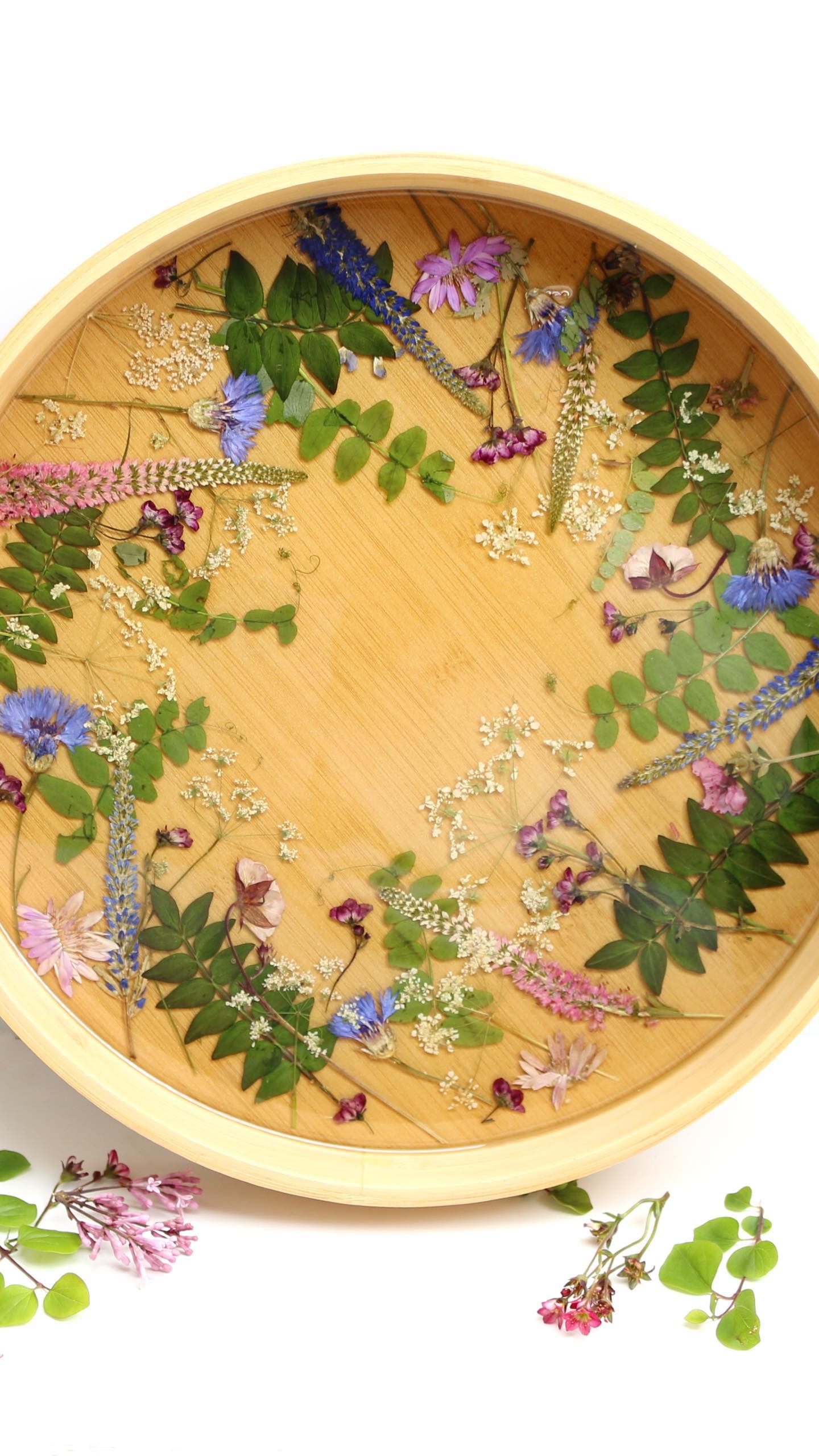 Just remembered to grab a quick video of this tray before posting! 🌸❤️
#woodentray #drinkstray #servingtray #realflowers #pressedflowers #bamboo #outdoorliving #countrylife #countryliving #cottagecore