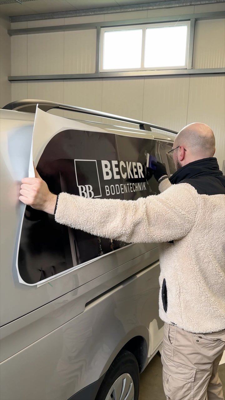 Erlebe die Magie der Folierung! In unserem neuesten Video siehst du unseren Foliendrucker in Aktion, wie er Farben und Kreativität zum Leben erweckt. Anschließend verwandeln wir ein Kundenfahrzeug in ein wahres Meisterwerk. Bereit für eine Veränderung? Kontaktiere uns jetzt für dein individuelles Design! #Folierung #fahrzeugbeschriftung #badoeynhausen #minden #löhne #herford #bünde #hille #portawestfalica