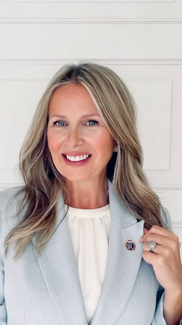 Lapel pin etiquette 💫
➡️ Lapel pins are always worn on the left side of your jacket or suit.
➡️ Only wear one at a time.
➡️ Know the story behind your pin!
*They’re a great conversation starter, so make sure you know a little about it (is it a charity, political party, club, organization, was it awarded to you?)
•
#lapelpin #image #manners #socialetiquette #etiquettecoach
#etiquettetraining #etiquetteexpert
#etiquettetrainer #confidence #lookyourbest
#etiqueta #lapelpins #network #instaimage #businessetiquettetraining #instadaily #instatip #didyouknow #beyourbestself #kingcharlesiii #kingofcanada #royaltip #hismajestytheking