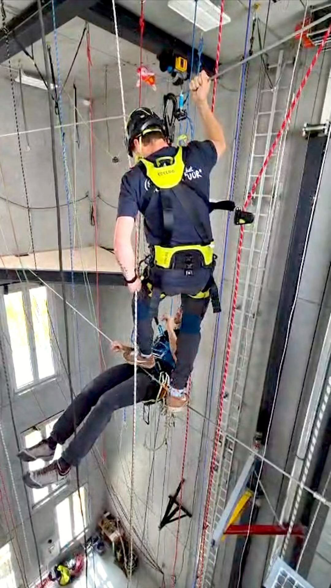 Terwijl het ene team op Safe Descent cursus is bij HQ @team_edelrid, legt het andere team de laatste hand aan de paden van het nieuw in gebruik genomen klimbos!
.
@bouwhetavontuur @klimbos_zuidholland @beleefhetavontuur
#bouwhetavontuur #klimbos #edelrid #klimmen #klimpark