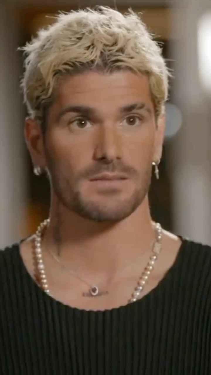 “Nos exigen que dejemos nuestros problemas en la puerta del estadio, pero eso en general no pasa”.
“Saldrían más jugadores si a los 15 años supiéramos cuáles son nuestras debilidades, para corregirlas y ser mejor”.
@rodridepaul habla sobre su experiencia con la psicología deportiva.
Vídeo: movistarplus
#psicología #psicologíadeportiva #deporte #psicólogo #rodrigodepaul #rodridepaul #psicologia #psicologiadeportiva #psicologo #psicologodeportivo #futbol