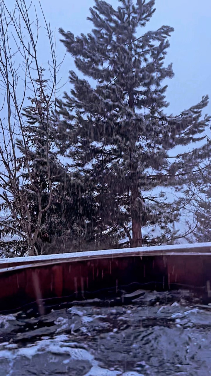 When you get to enjoy the snow in the jacuzzi ♥️