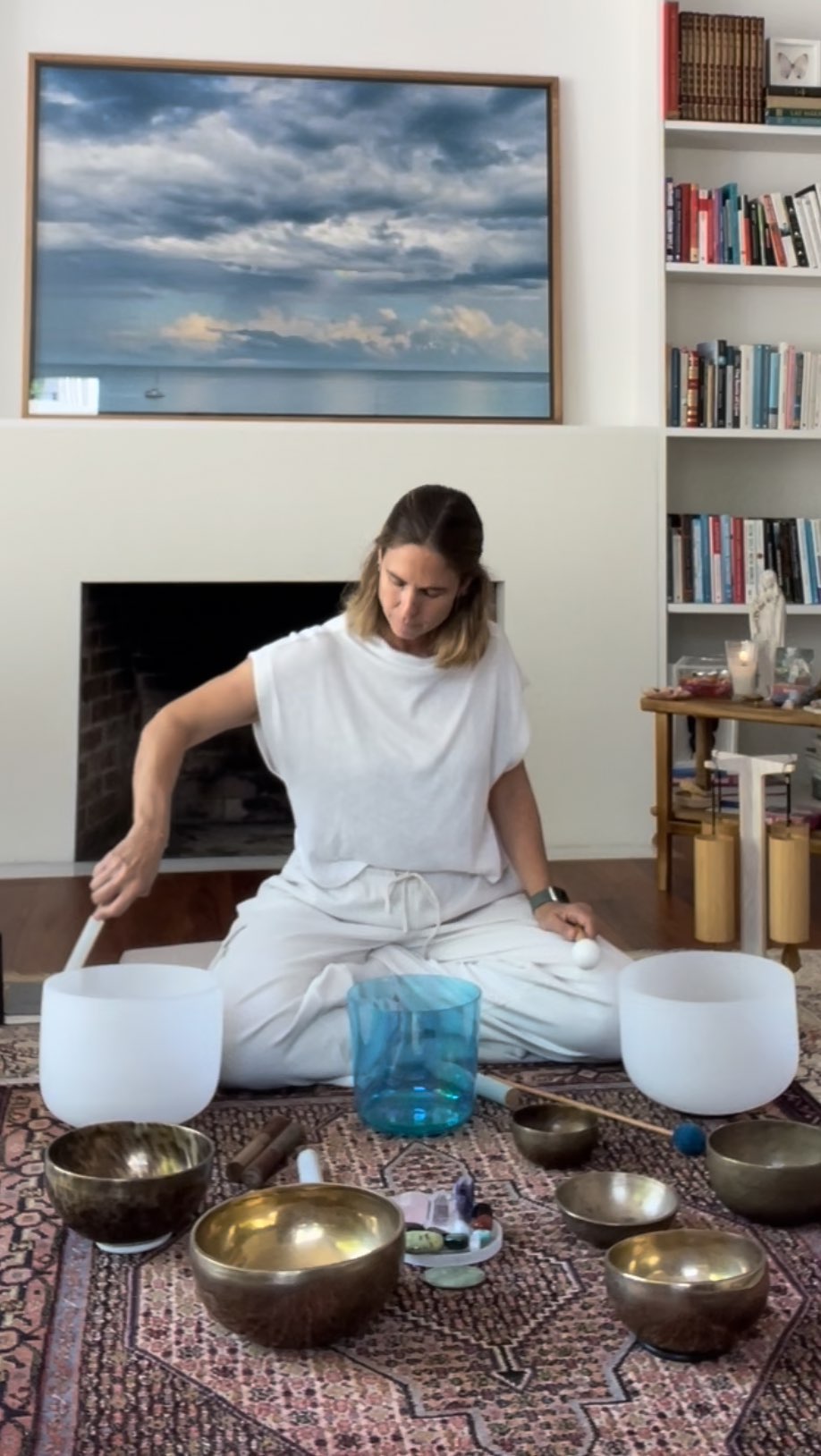 Para empezar mi día, y antes de cada sesión, me tomo 15 min para regresar a mi centro, para sintonizarme, y poder estar en absoluta presencia para el otro. Nuestro instrumento mas poderoso como terapeutas somos nosotros mismos, y es indispensable tener una práctica que te ayude a regresar a ti para poder estar para el otro en presencia, en consciencia plena, sensible y abierto a lo que se va a co-crear en la sesión. Tu que haces entre sesión y sesión? Me encantará leerte en los comentarios!
.
#therapy #gestalt #soundhealing #meditation #thelab #emotionalalchemy #trauma #emdr #psicoterapiagestalt #soultherapy #desarrollopersonal #psicoterapia #trauma #emdr #terapiagestalt #emotionaltransformation #crecimientopersonal #motivacion #amorpropio #autoconocimiento #autoestima #bienestar #espiritualidad #felicidad #inteligenciaemocional #inspiracion #abundancia #frases #emociones #saludemocional #saludmental #meditacion