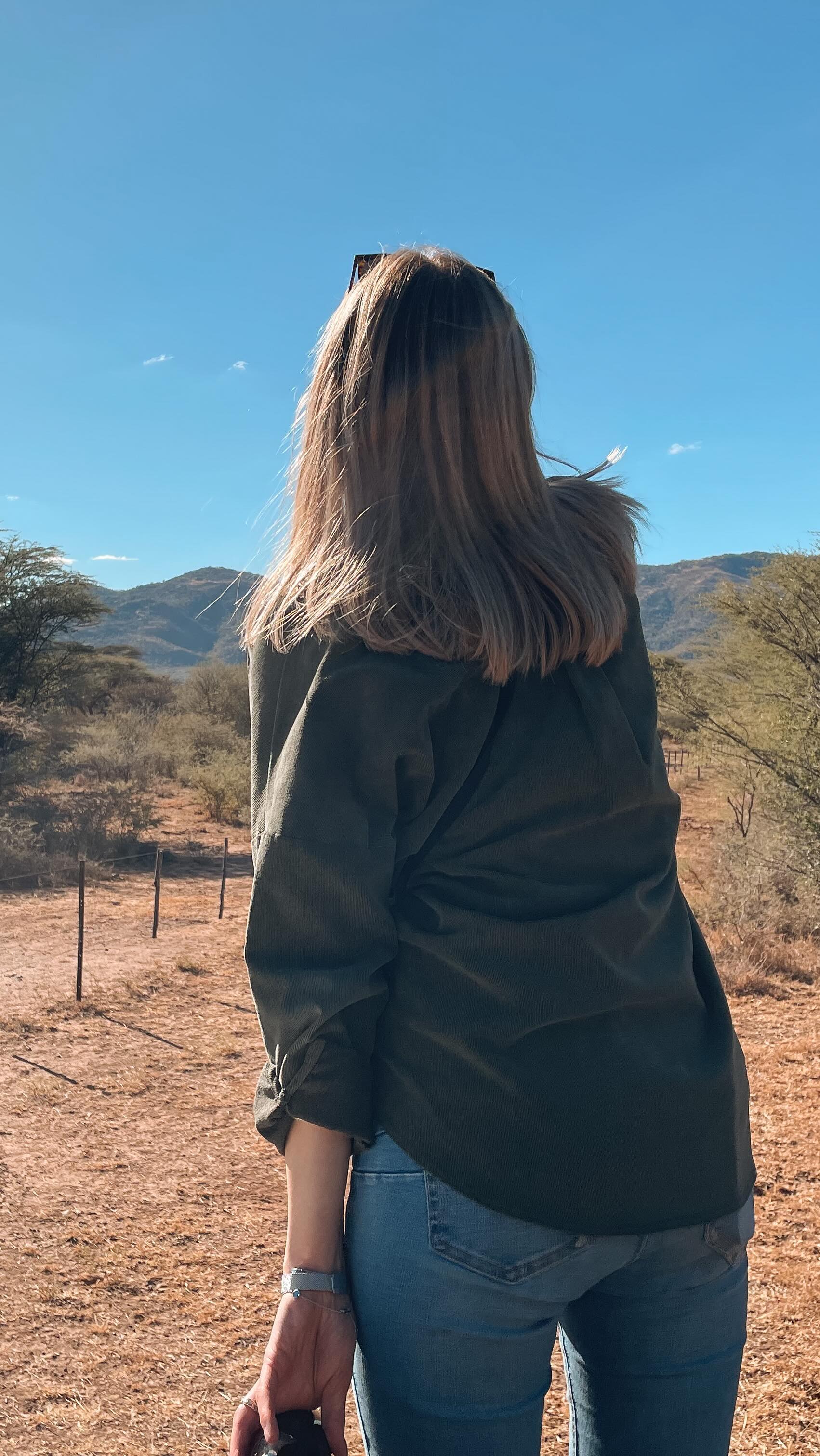 Wir lieben es unsere Wochenenden mit unseren Freunden auf deren Farmen zu verbringen 😍🇳🇦
Ich kann es jedes mal gar nicht glauben in so einen wunderschönen Land zu leben in dem es schon fast langweilig ist Zebras zu sehen 🦓😅
Ich habe zum ersten Mal in meinem Leben auch ein Damara Dik Dik Pärchen gesehen, das sind Zwergantilopen.
Oh du schönes Namibia 🇳🇦🦒🦓🐗
🇬🇧 We love spending our weekends with friends on their farms 😍🇳🇦
Everytime I can’t believe in what a beautiful country I live, where it’s almost boring to spot Zebras 🦓😅
I spotted Damara Dik Diks for the first time in my life, they are dwarf antelopes!
Oh you beautiful country, Namibia 🇳🇦🦒🦓🐗
#namibia #travel #movingabroad #africa #gamedrive