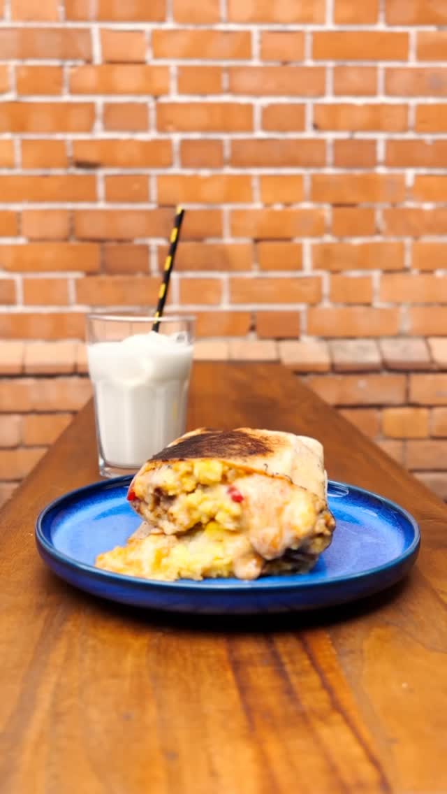 The ultimate morning mood-lifter 🌯☕️
Scrambled eggs, crispy bacon, mozzarella cheese, red peppers and just enough hot stuff to keep things interesting 😏🔥
#meltdowndublin #breakfastdublin #dublineats