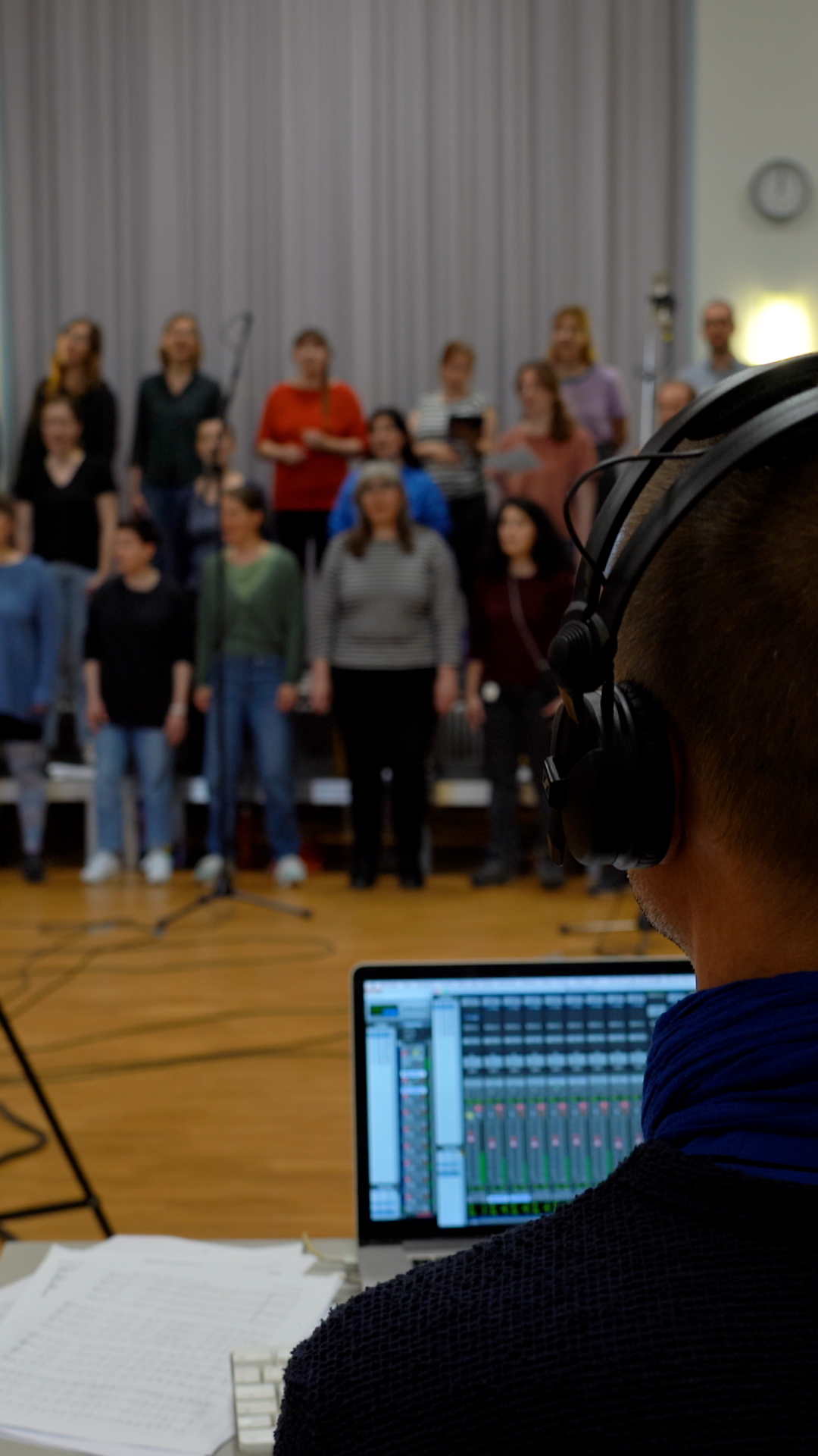 🎶 Große Neuigkeiten vom Chor Basel! 🎶
Freut euch ab dem 7. Dezember über ein Hörerlebnis voller Emotionen und Magie – wir können es kaum erwarten, euch unsere neue CD "SPIL NO EIS" zu präsentieren! ✨
#ChorBasel #SpielNoEis #Music #Chormusik #MusikFürsHerz #Staytuned #thisisbasel #basel #Love #Fail