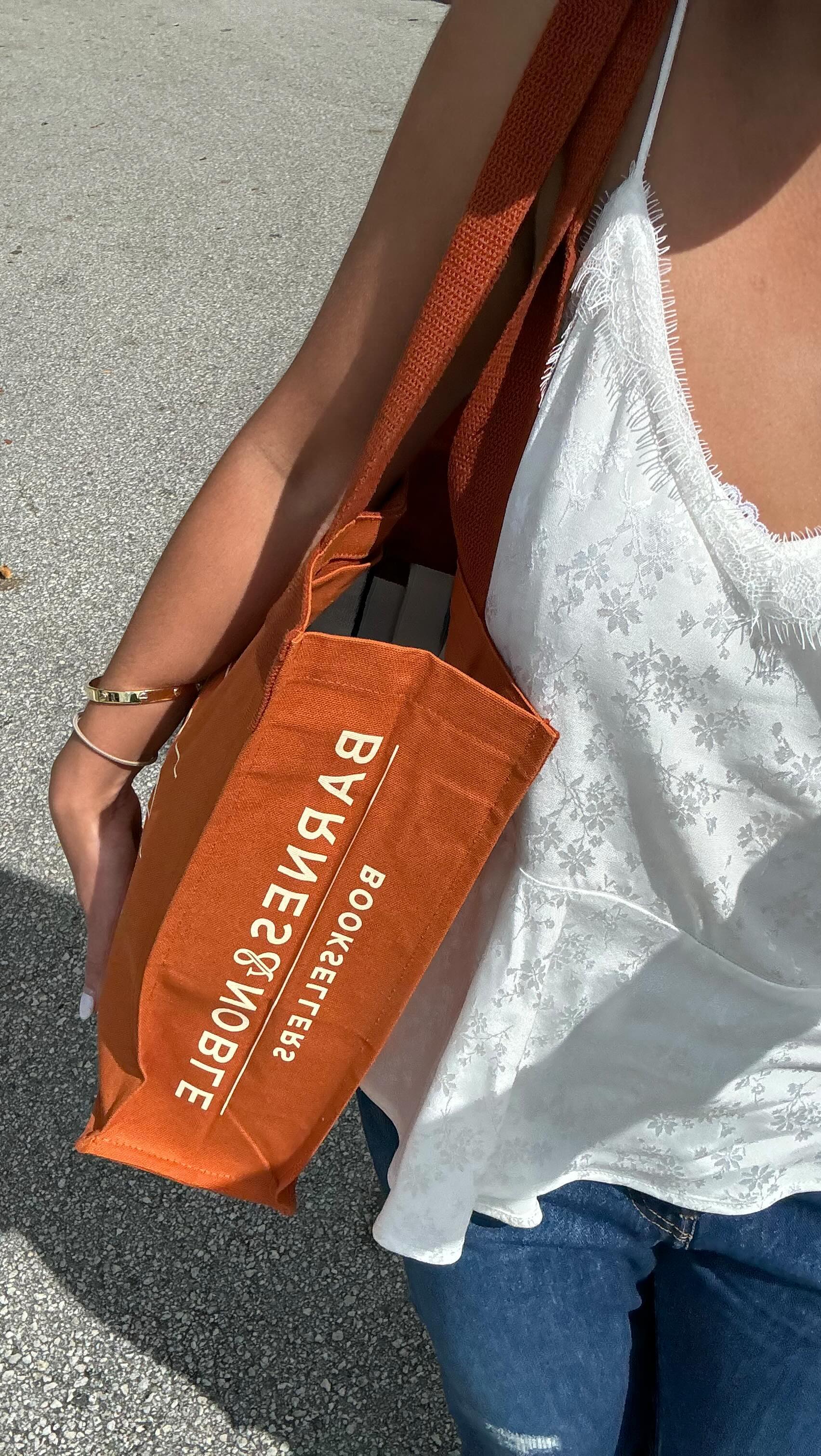 just a girl and her bag of books 🧚🏼♀️ which ones do you have in your tbr as well??
#bookrecs #bookhaul #bookstagram #bookreader #barnesandnoble #booklover