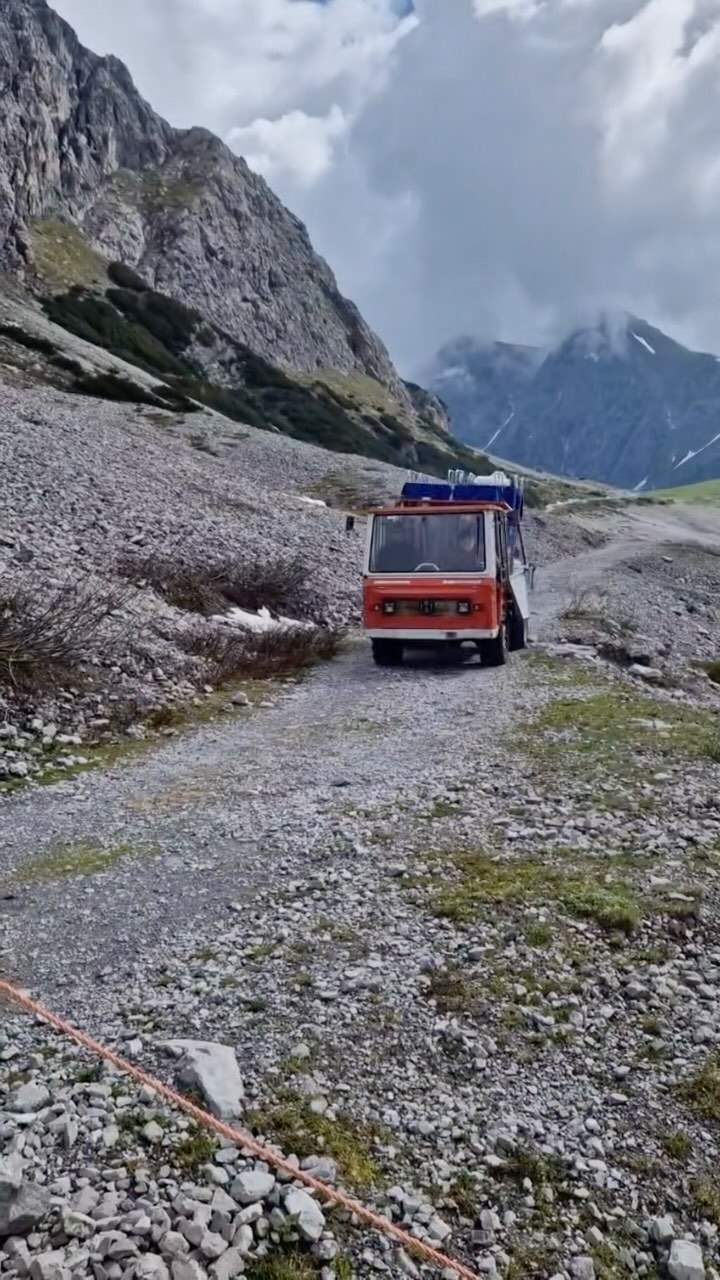 ….zur Lünerseebahn / mit der Bahn nach oben / auf unser Auto / zur Materialseilbahn / in die Hütte / in die Küche / in den Topf / auf deinen Teller ❤️