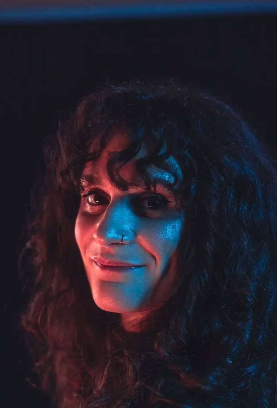 Noémie est une artiste pluridisciplinaire spécialisée en danses urbaines : house, hip-hop, dancehall, afro. Ancienne chargée production de spectacles, Noémie fait de la danse depuis toute petite. Elle commence tout d’abord par le modern’jazz et la danse orientale puis elle découvre l’univers des danses urbaines et ne le quittera plus ensuite. Elle prend tout d’abord des cours en tant qu’amatrice en hip hop, house, dancehall et coupé-décalé dans sa ville natale : Rouen. Elle participe à des battles et fait de nombreuses représentations sur scène avec son groupe de danse chorégraphiée par Audrey Carlita (membre de la Cie Ousmane Sy - Paradoxal). C’est à l’âge de 30 ans que Noémie décide de réaliser son rêve et d’entrer en formation professionnelle de danses urbaines à la Flow Dance Academy à Paris. C’est là qu’elle découvre vraiment l’univers et la culture hip-hop et en tombe amoureuse. Elle y pratique la hype, le breaking, le popping, le locking, le waacking, le hip-hop, la house, le dancehall à raison de 35h par semaine. Noémie a pu perfectionner sa technique, acquérir une bonne expression corporelle, épanouir sa créativité et améliorer sa musicalité. Ces apprentissages lui ont permis de participer à de nombreux spectacles et de travailler en collaboration avec différents chorégraphes de renom (Physs, Yugson, Sharxxx, Joseph Go, Frankwa, Karlos le Kameleon, Evee, Gator…)
A la suite de cette formation, elle décide de continuer de se former et d’entamer une formation de danses afro d’un an auprès de Be Afrika (avec Badgyal Cassie). Elle commence également le heels et le contemporain la même année. Noémie ne cesse de continuer à pratiquer, à se former, elle est toujours dans une dynamique d’évolution, de curiosité et de progression. Vous serez charmé par son caractère solaire et pétillant qui se retransmet dans son énergie sur scène et dans sa danse.
Pour suivre cette artiste c'est par ici @noemiemvrie
Professionnel du spectacle, vous souhaitez contacter cette artiste ? Rdv sur notre site / Lien en bio
#spectacle #danseuse #hiphop #breaking #hype #popping #locking #waacking #hiphop #dancehall #danse #ohlartiste