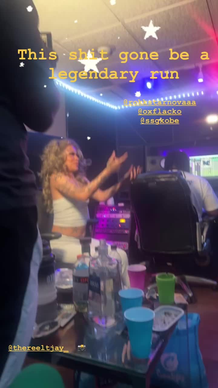 @ssgkobe @rokkstarnovaaa cooking up at @mmmlabs !
How's it sounding?
#mmmlabs #miamimusic #miamistudio