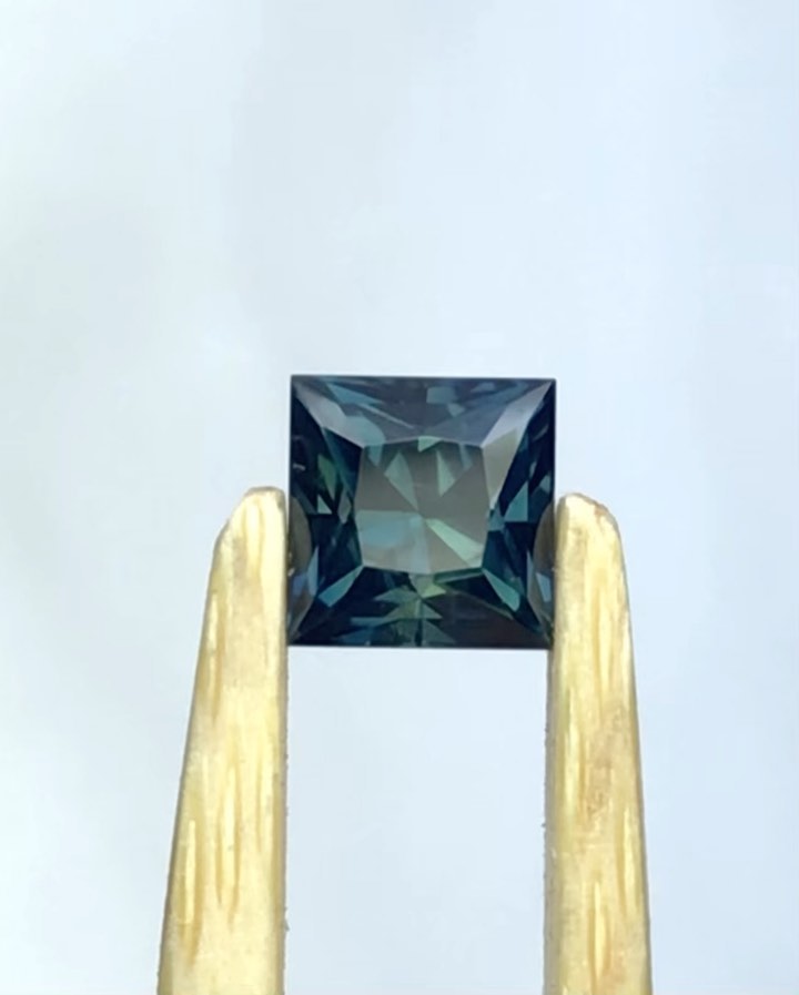 Saphir d’Auvergne (France 🇫🇷). Saphir Teal, taille princesse 0,98ct, dimensions : 4,66 x 4,7 mm h: 4,28mm . Taille de précision. Naturel, non chauffé, non traité. French sapphire 🇫🇷 from Auvergne. Princesse cut 0,98ct 4,66 x 4,7 h: 4,28 me. Precision cut. Natural, unheated, untreated.
#saphir #saphirdefrance #saphirdauvergne #frenchsapphire #finegems #exceptionalgemstones #teal #tealsapphire #bluesapphire #naturalgemstone #ethicalgemstone #ethicallymined #naturalsapphire #unheatedsapphire #saphirnaturel #pierresethiques #joaillerieethique
#sapphire #gemme #cuttinggemstones #precisioncut #ethicaljewelry #highjewelry #jewelrydesign #statementjewelry #hautejoaillerie #minetomarket #jewelrydesigner #jewelryblogger #gemstonetraceability