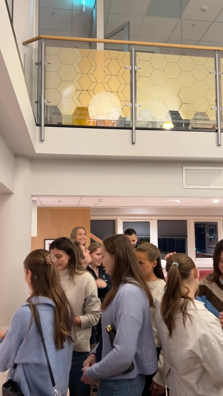 I går hadde vi kurs og sosialt med vår kjære hovedsamarbeidspartner @pwcnorge 🫶🏼 Kvelden startet med at vi fikk høre mer om hvordan hverdagen i PwC ser ut, etterfulgt av mange gode tips og triks til jobbsøking! Deretter disket de opp med deilig mat og drikke, før vi tok turen videre til Den Gode Nabo for å bli bedre kjent 💙
Alt i alt en veldig vellykket kveld 🤝🏼