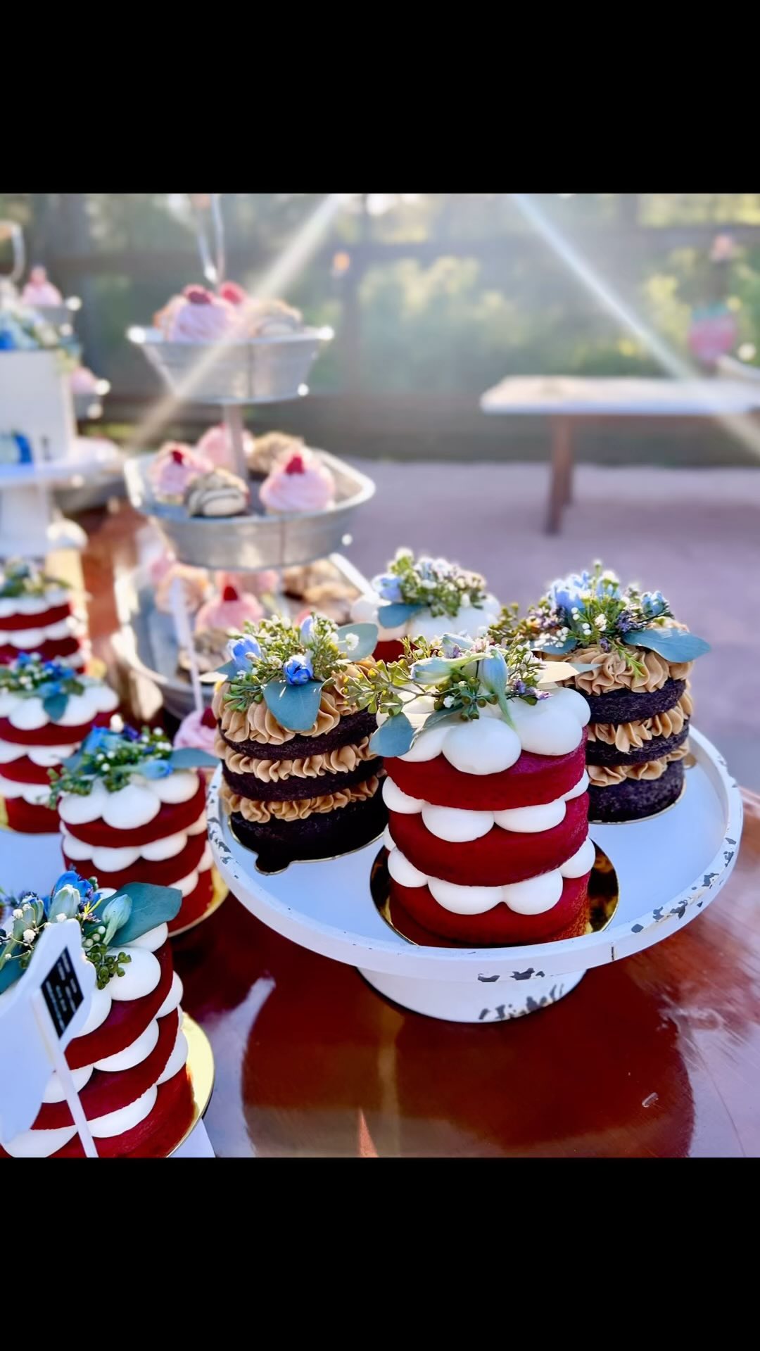 A big congratulations to the Donovan’s! Allison & Shawn tied the knot this month at the gorgeous @cabinsonstrawberryhill ✨💕
Mini cakes have become a huge trend setter in the last year or so and we are always so excited to create them for our clients!! Allison & Shawn decided on the classics: Red Velvet Cream Cheese & Chocolate Espresso for their guests!
We hope everyone enjoyed their goodies and you both loved everything 🥰 Thank you again for trusting us with your love story! Wishing you both many happy years to come! Congratulations!! 🎉🍾🥂💕
#miniweddingcakes #mountainwedding #realweddingsaz #azwedding #freshfloralcakes #paysonaz #strawberryaz #cabinsonstrawberryhill #paysonazbakery #kendrascountrybakery