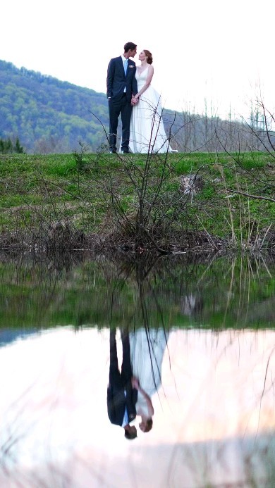 Gotta love a good reflection!๐ช๐
.
.
.
.
#weddingfilm #virginiawedding #weddingday #countrywedding #reflectionphotography #reflection