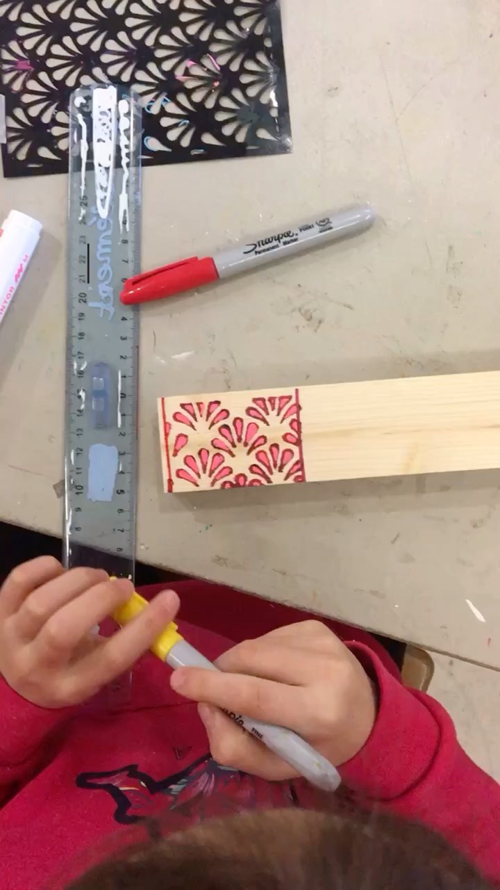 Retour sur les créations de 2023
-3 le tasseau recyclé en porte fleurs séchées.
Une création que j’ai eu grand plaisir à réaliser à l’occasion des vacances créative d’avril et que sont désormais dans le listing des ateliers pour les anniversaires.
#atelierannecy#annecy#quefaireaannecy #recycled #decocraft #diyhomedecor #diycrafts