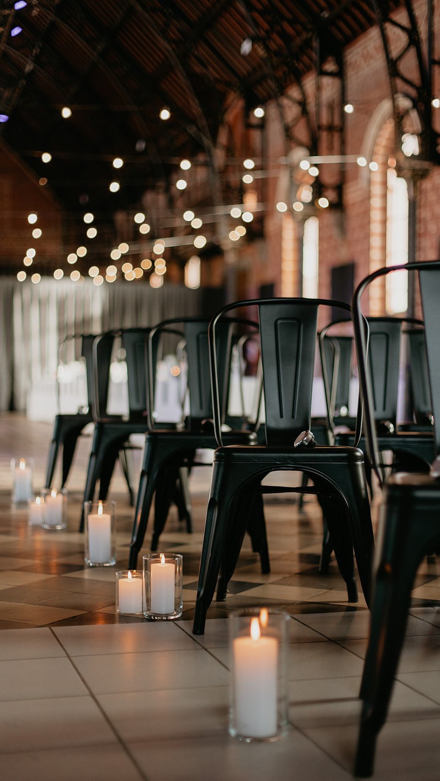 Een stoel is gewoon een stoel? Think again. Ze kunnen je styling maken of kraken. Kijk even mee đ.
Cover photo @picturesbyloremattens
#weddingstyling #stylingtip #trouwenin2025 #trouwdecoratie #trouwfeest #wijgaantrouwen #weddingplannerantwerpen #weddingplannerbelgium #weddingplannerbelgie