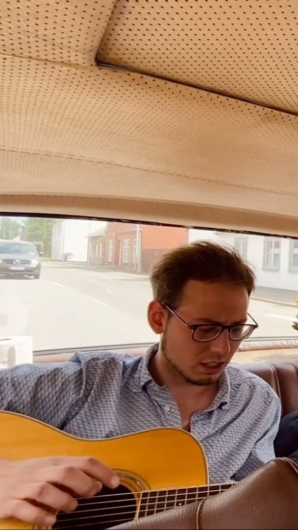 Original aus 2021 - auf der Rückbank eines 70er Jahre @mercedesbenz Strich8 entstand „Der Mercedes-Song“. Ein genialer Urlaub, ein tolles Lied, und morgen mehr dazu… ;) @leonsawatzki @wormke_fotograf #musiker #singersongwriter #theoklattenhoff #release #mercedessong #soon