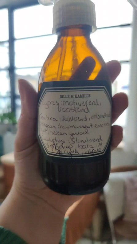 Tussendoor mijn afspraken spray ik mijn zelfgemaakte zuiverende luchtspray 🌿❤️