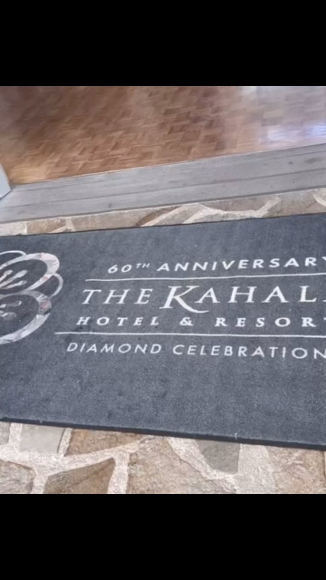 🌊
Kahala Boutique in front of the celebrity photos on the first floor of the Kahala Hotel in Hawaii
#kahalahotel
#hawaii
#thekahalahotelandresort