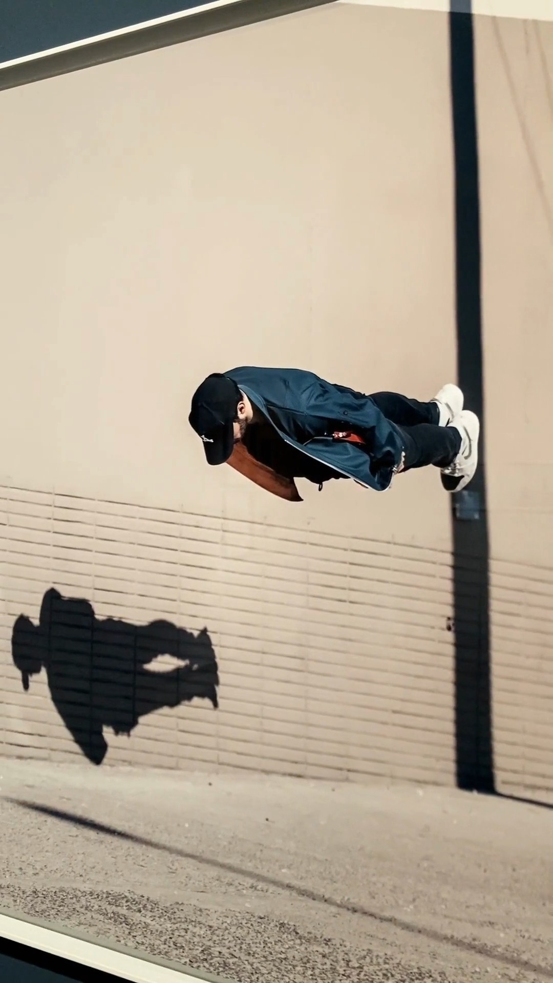 Mathieu Forget, connu aussi sous le nom de Forgetmat, est un artiste du mouvement à l'échelle mondiale. Ses vidéos et photos défiant les lois de la gravité atteignent des millions de vues sur Instagram et Tik Tok.
Danseur, acteur, acrobate, chorégraphe et photographe, The Flying Man est un artiste à part entière.
Ses clichés donnent l'illusion, le temps d'un instant, comme un arrêt sur image, qu'il flotte dans les airs.
« Depuis tout petit, je vole dans ma tête, dans mon monde imaginaire » - Forgetmat
Et vous, le connaissiez-vous ?
© Forgetmat
Œuvres présentées : 90 Degree, Bodrum, Turkiye, 2021 ; Marseille, Marseille, France, 2021 ; No Photoshop (feat. Erick Hercules), New York, USA, 2018
#flying #dance #danse #photography #photo #artistic #photographie #photographer #photographe #instagram #Tiktok #artistsoninstagram #artistes #jump #culture #a#artistsoninstagram #france #vaucluse #islesurlasorgue #avignon #campredon