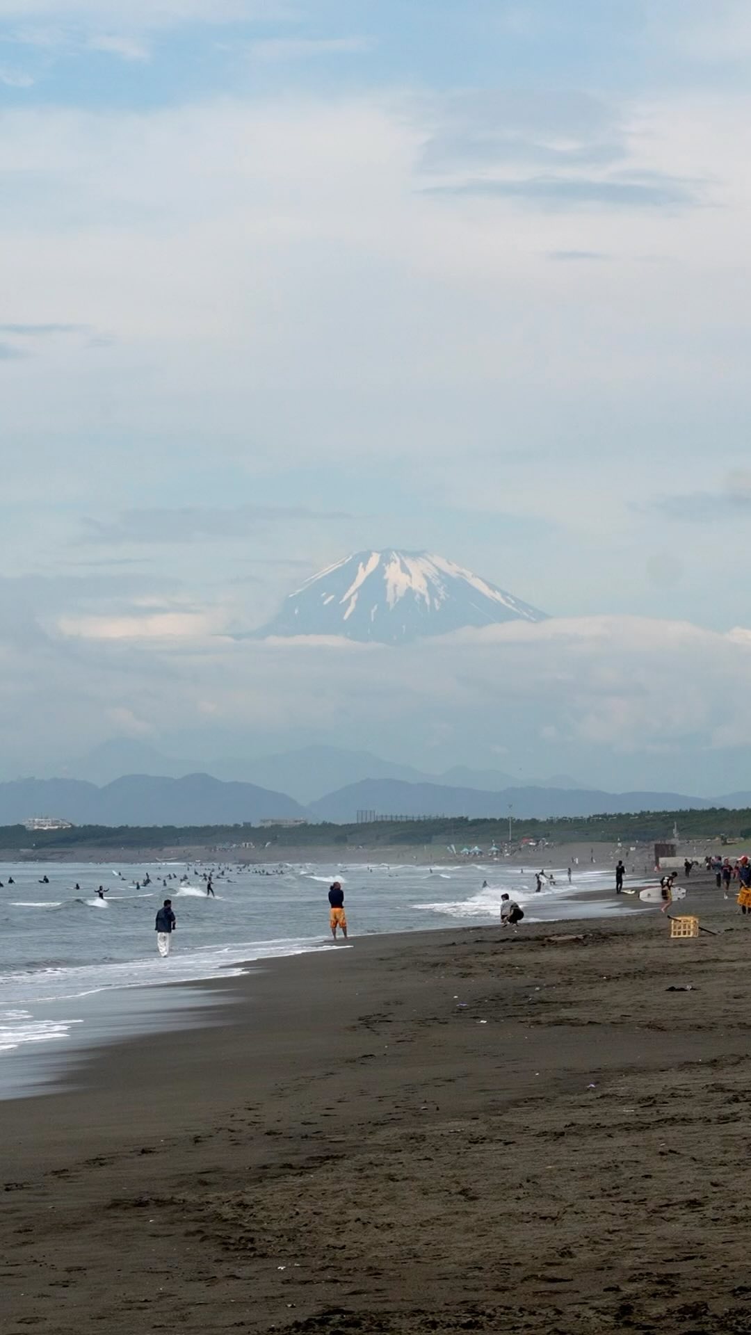 What surfing near Tokyo looks like 🇯🇵🏄♂️🗻
#japan #japansurf #surflife #surfjapan #japantravel #surfing #surfvibes