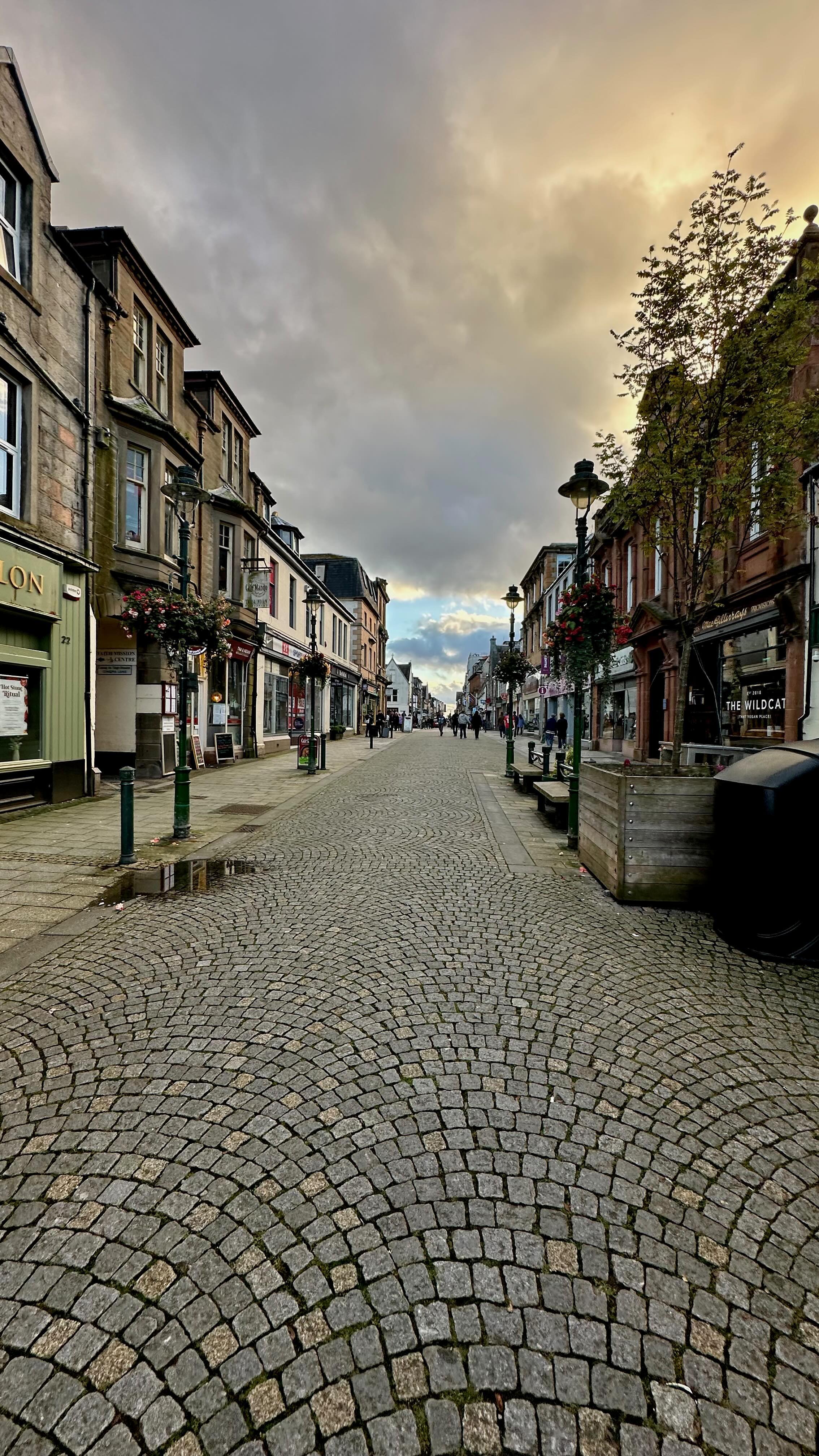 Misty mountains, ancient castles, the lands & the lochs ✨
The leaves were starting to turn in colour, and every turn had Scotland leaving an impression.
#scotland #travelscotland
12/10 would recommend 🏴