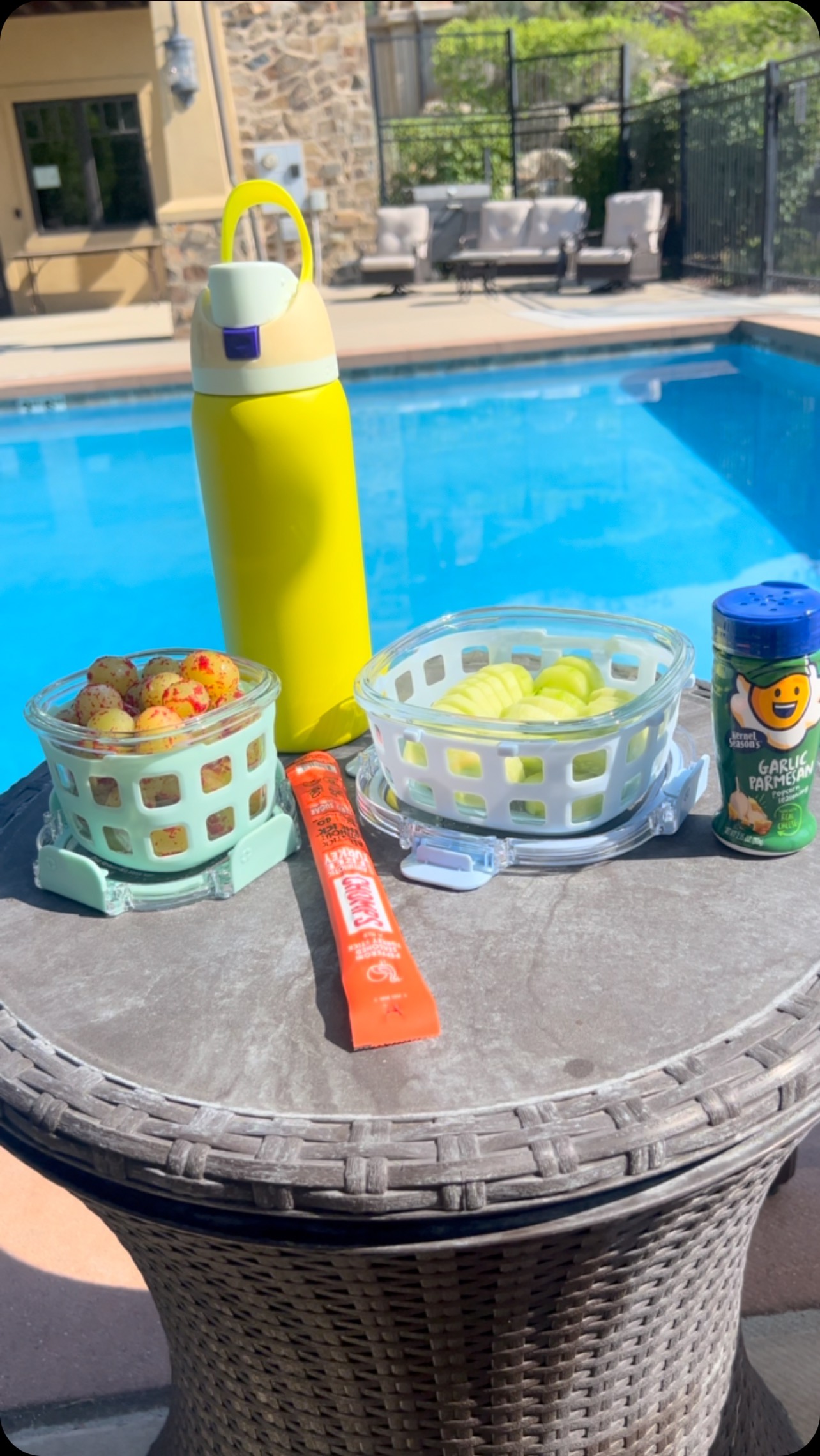 There is no better pool side snack than frozen grapes! Try this…. Squeeze fresh lime over your grapes and then sprinkle sugar free jello mix over them… shake up and then freeze! Add a chomps turkey strip and cucumbers and you are all set! Also we sprinkled some garlic parmesan seasoning on the cucumbers! YUM!
#healthysnacks #summertreats #nutritioncoaching