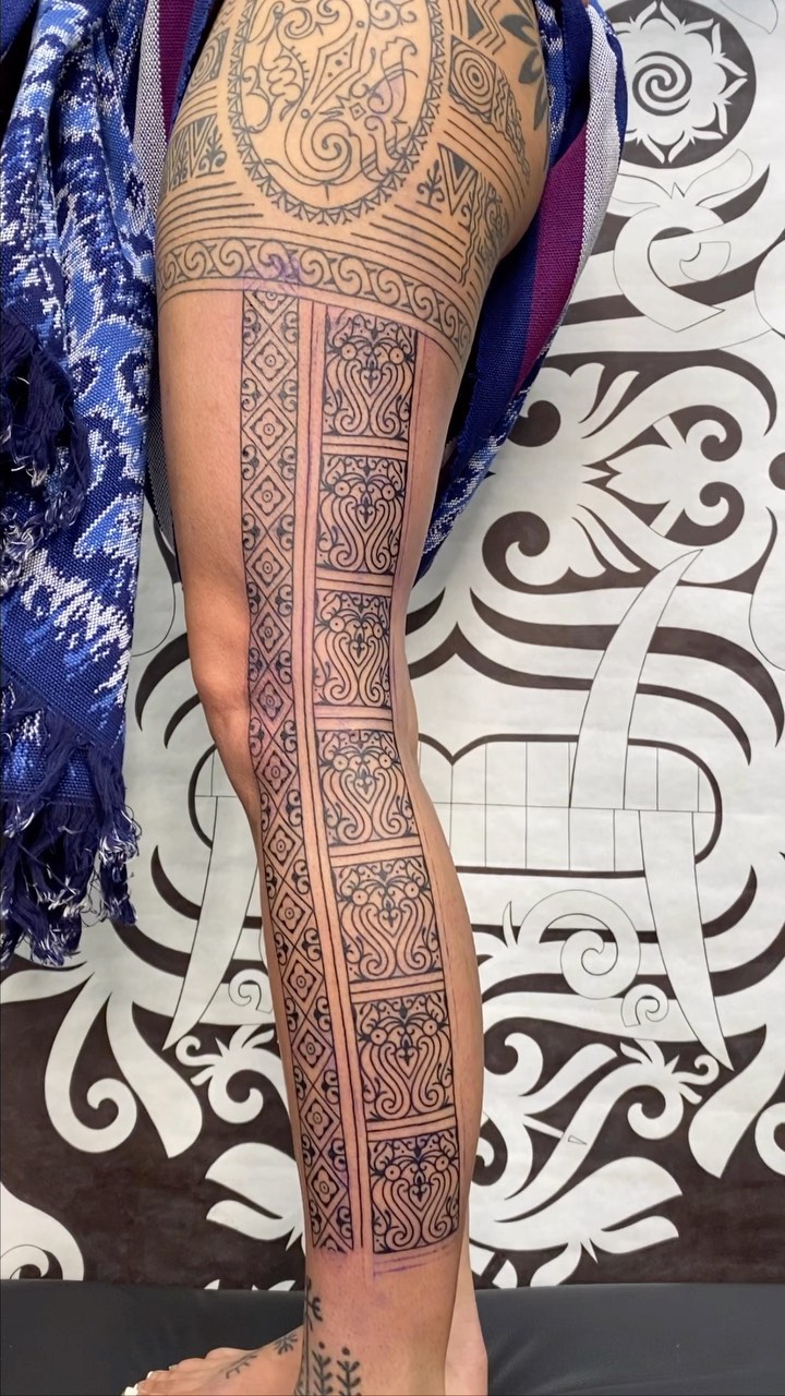 Borneo style leg band on my good friend @tatakbyayla done by machine still more to go!! Looking forward for the next session!
#borneotattoo #islandtattoo #legtattoo #tribaltattoo #borneo #tattoo #tribaldesign #womentattoo #bodyart #tattooideas #tattoosofintagram #ancientart #artwork #asiantattooartist #inked #tatted #lineworktattoo #tribal #borneototheworld #bishoprotary #allegoryink #harrisburgpa #harrisburg #tats #borneoink #borneoartist #pennsylvania