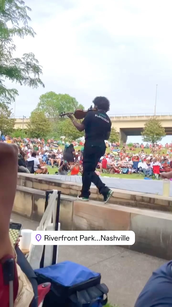 The whole band was looking for me on this one 🤣
•
•
#lorenplaysviolin #violin #nashville #violinist #musician #music #blackmusician #blackviolinist #nashvilletn #musiccity #titans
