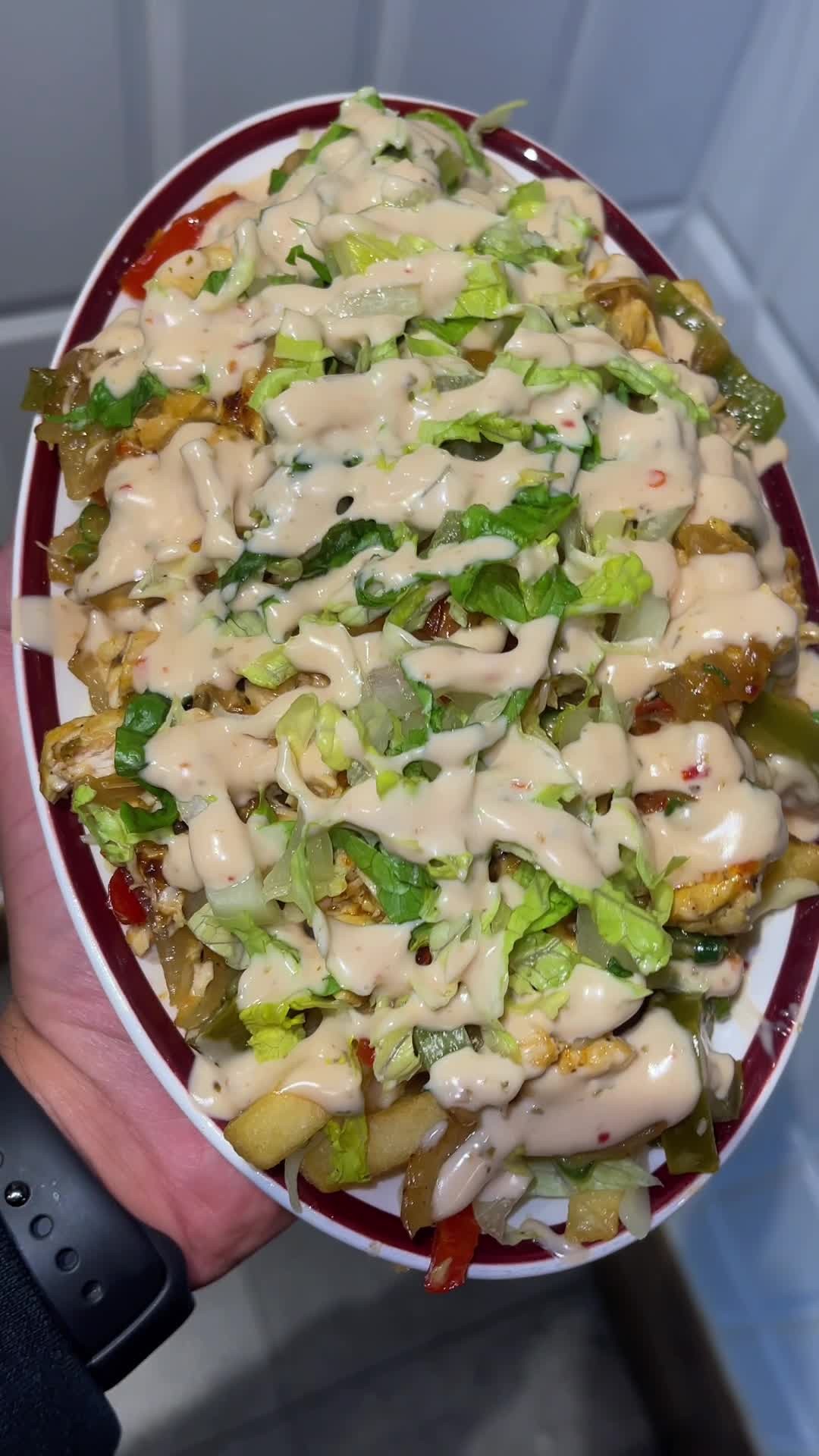 Dirty fries, done right. ๐ Fresh grilled chicken, cheese curds, caramelised onions, peppers and jalapeรฑos, drizzled in house sauce. Messy in the best way. ๐ค๐ผ