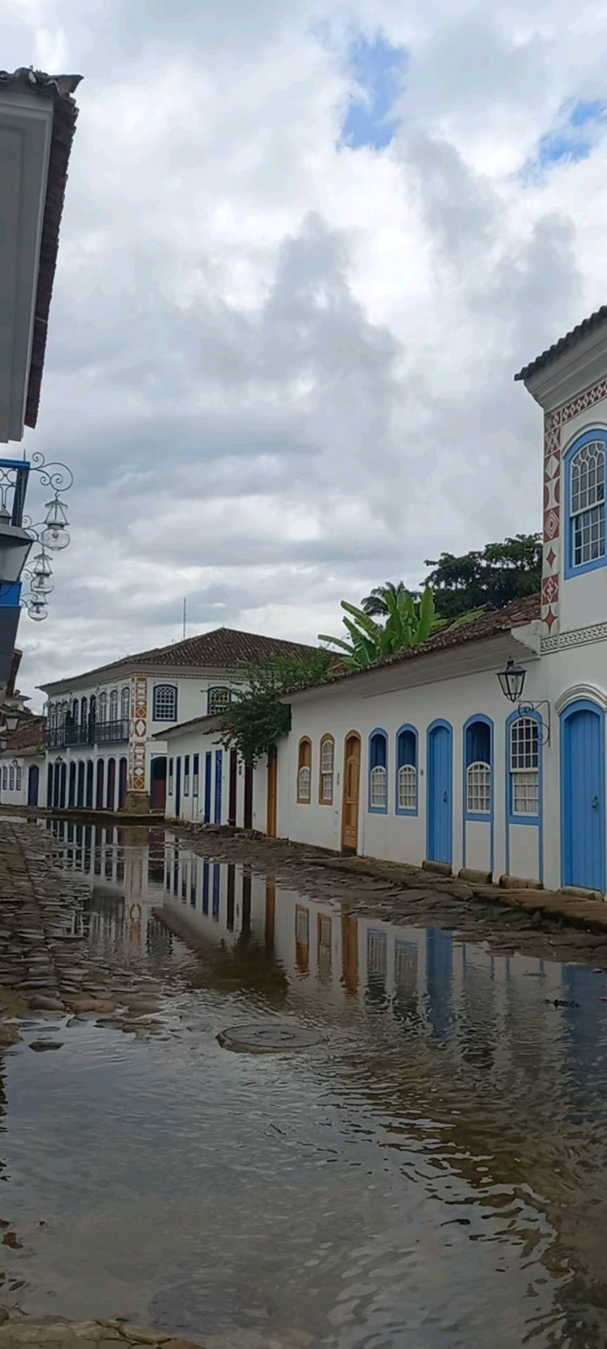 Há séculos a maré invade a ruas do Centro Histórico e
Lava as ruas...
#Paraty #história #arquitetura #cidadehistórica #RJ #Brasil #Mtur