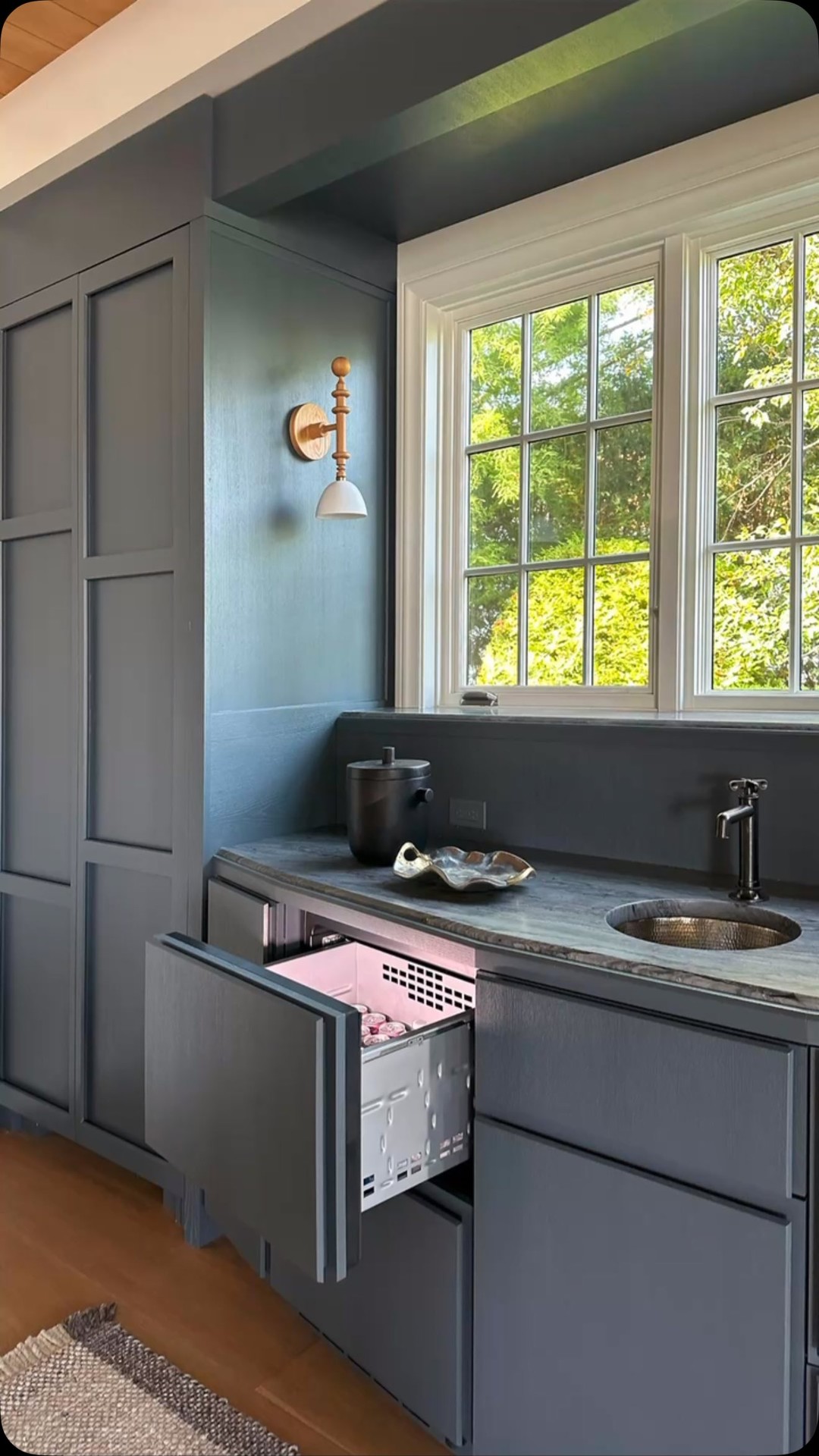 Wet bar concealed functionality
.
.
#customhomes #greatclients #luxurylifestyle #finehomebuilding #archdaily #archilovers #coastalliving #homerenovation #familyhome #wetbar #dlfonseca #architectdesign #millworkdesign @aitoroappliance @bender1946 @woodburysupply @themarvinbrand
.
.
@andrewbartolotta_aia
@terriricciinteriors
@boterobdcg