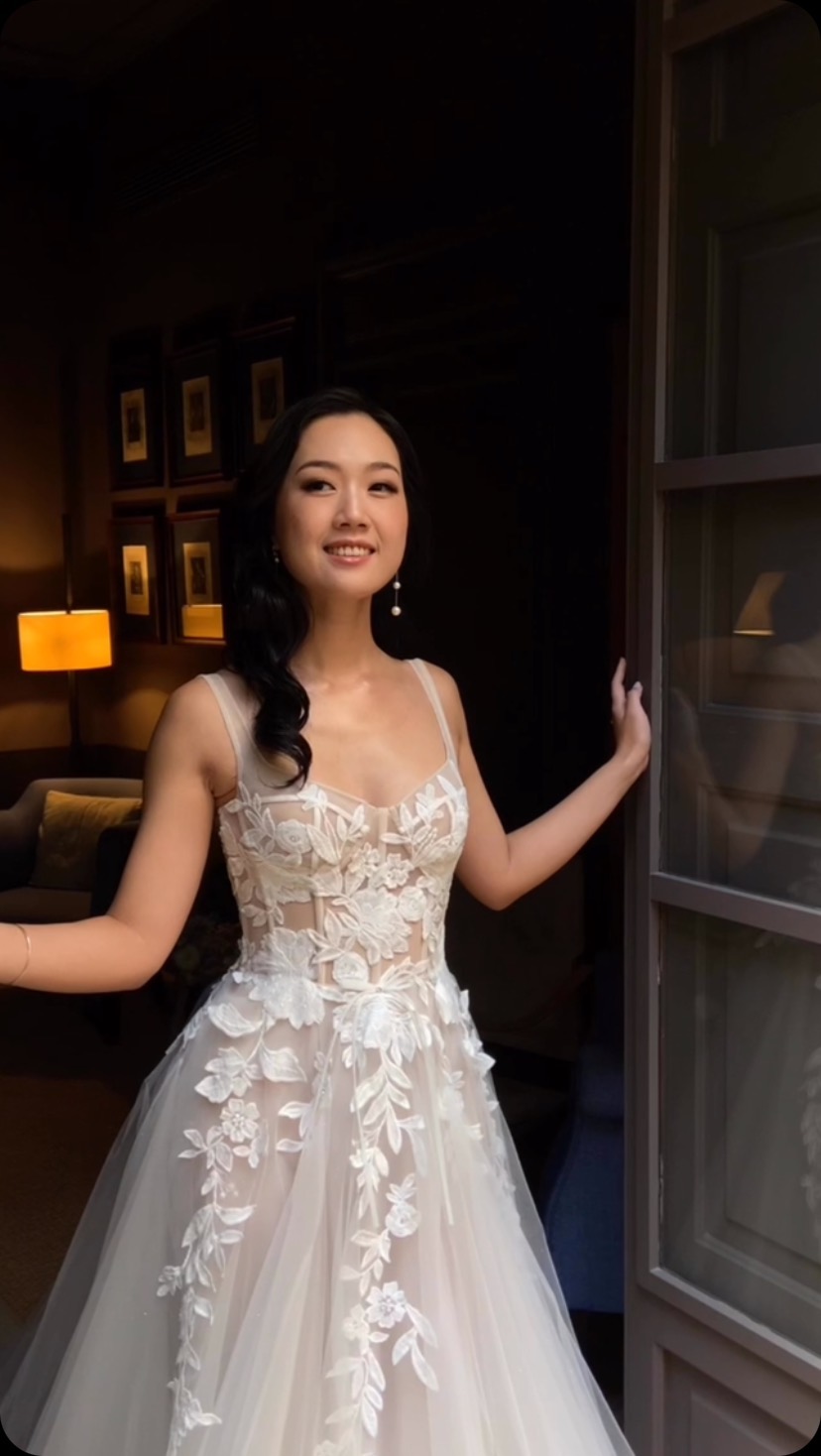 Traveled from Paris to Mallorca to help Michelle with her wedding hair and makeup at @cancerahotel We chose a soft, glam look that made her shine for her outdoor ceremony.
Helping brides feel their best is my passion. For more about my hair and makeup services, visit my website!
Wedding planner @juliets_wedding_planners
Photographer @chymomore
Hair & Makeup artist @jiyoungyangbeauty
#jiyoungyangbeauty #koreanmakeupartistineurope #파리메이크업아티스트 #mallorcawedding #cancerahotel #mallorcamakeupartist