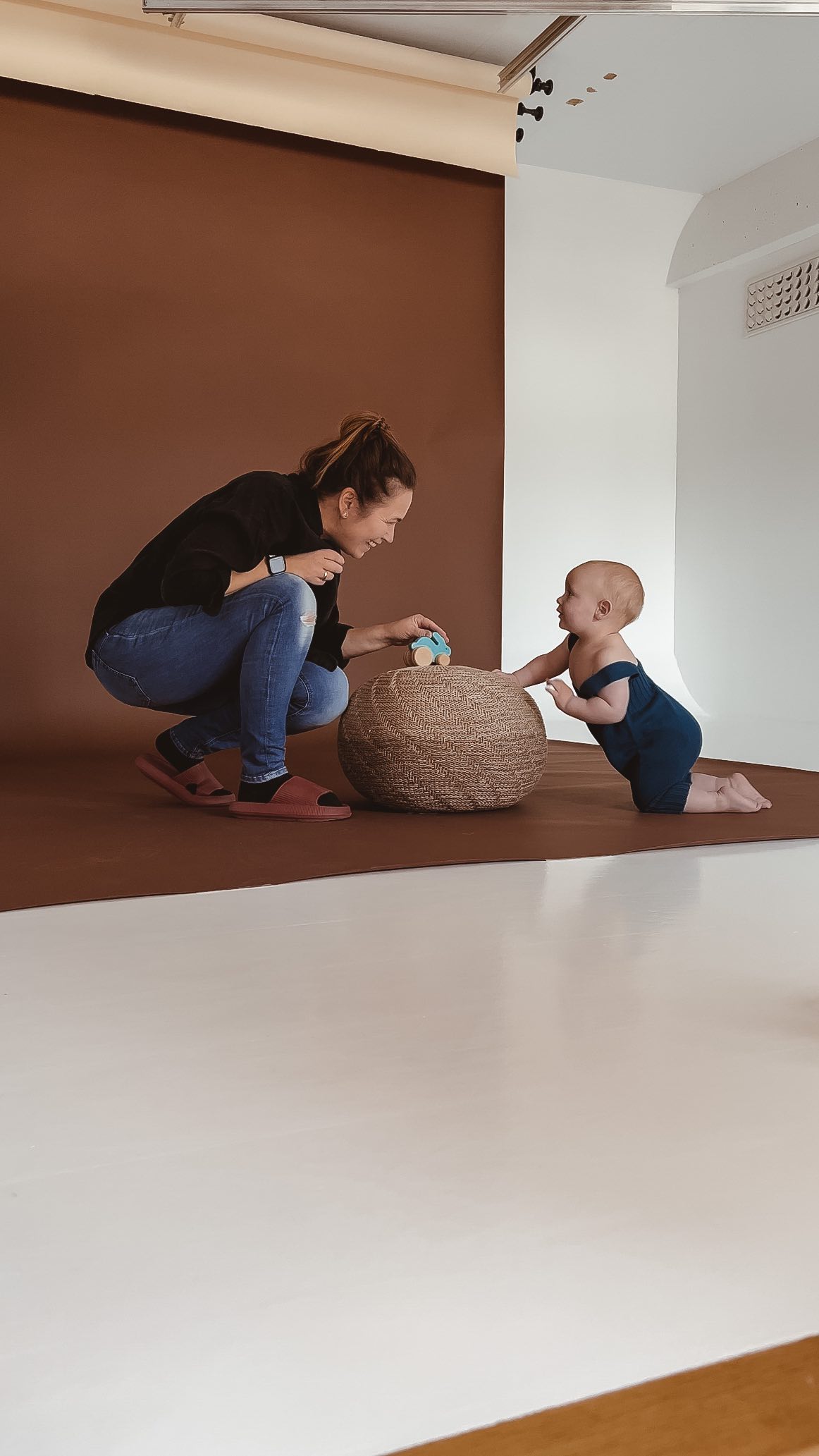 Må bare smile når jeg ser disse øyeblikkene med barna jeg fotograferer. Jeg elsker å komme ned på deres nivå, snakke med dem, tulle og le. Barn er så morsomme å jobbe med 🥰