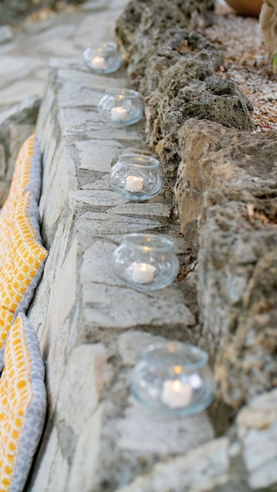 Notre TOP 3 des articles de décoration mariage intemporels loués
#1 Les caisses de pommes en bois
Le classique indémodable pour donner du volume
#2 les guirlandes guinguette, quel que soit le style de votre mariage, elles apportent une touche de lumière chaude et diffuse
#3 les photophores en verre sont parfaite pour jouer l'accumulation et border un chemin, une allée un muret ou une piscine