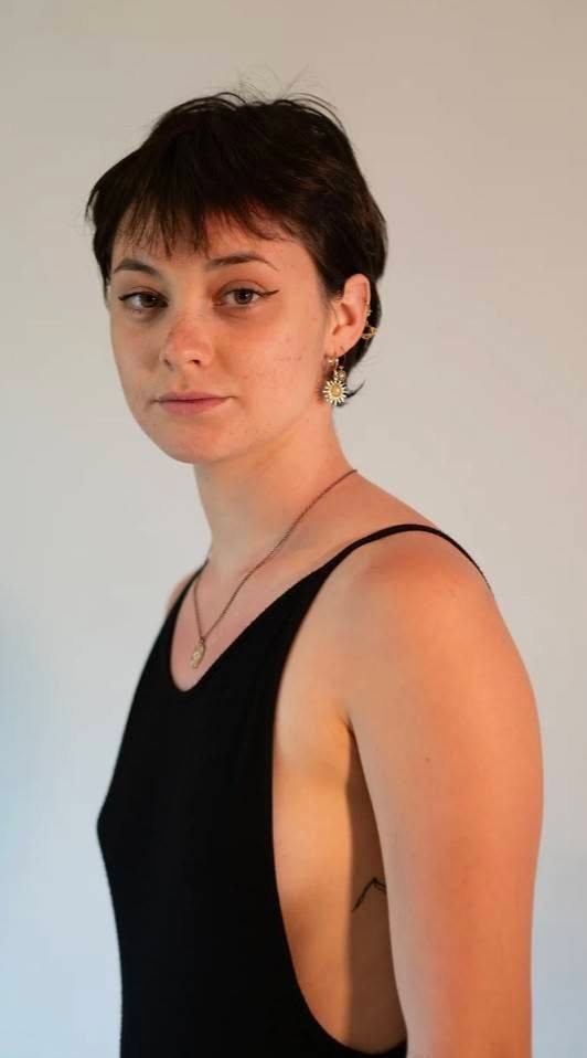 Aimie, âgée de 21 ans est une jeune femme pétillante qui danse depuis bientôt 16 ans .
Elle commence la danse pour s’amuser, mais au fil des années cela va devenir un outil pour assumer sa féminité et son moyen d’expression majeur.
Elle découvert l’art grâce à sa mère, qui l’emmène au théâtre durant son enfance. Danse, cinéma, théâtre, musique, elle développe une sensibilité artistique très tôt et est en demande de savoirs.
Elle commence par le hip hop dans une association en Ardèche. Par la suite elle prend des cours de Dancehall et de street jazz. Fait ses premiers concours chorégraphiques et commence à créer ses propres chorégraphies.
C’est à l’âge de 18 ans qu’elle décide de faire de la danse son métier et déménage à Paris pour faire une formation professionnalisante. C’est là bas qu’elle se forme dans une importante variété de styles (afro, talons, house, hip hop, street jazz, modern jazz, classique, lyrical…). Et surtout, c’est là bas qu’elle découvert le contemporain. Elle tombe immédiatement amoureuse de cette danse et se l’apprivoise avec ses influences urbaines.
C’est à la capitale qu’elle a la chance de danser sur des scènes dont elle rêvait petite, le trianon, le bataclan, le paradis latin, au WOD…
Elle danse pour la chanteuse Nej, pour la coupe du monde de rugby, dans des films et s’épanouie dans sa carrière artistique.
Aujourd’hui professeur de danse hip hop et de modern jazz, Aimie aime transmettre sa passion et voir évoluer ses élèves.
Chorégraphe et danseuse, elle apprend tous les jours à travers ses divers expériences professionnelles et crée différents projets vidéos dans son univers qui mix contemporain et hip hop.
Pour suivre cette artiste c'est par ici @aimie.pp
Professionnel du spectacle, vous souhaitez contacter cette artiste ? Rdv sur notre site/ Lien en bio
#danseuse #danse #chorégraphe #spectacle #ohlartiste #hiphop #contemporain