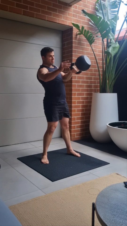 HEAVY DAY
20 sets of 5 - EMOM @ 40kg
Single goal of todays session is purely to help make the 32kg sessions feel lighter.
Took it slower, 5 per side on the minute for a total of 100 reps.
#kettlebellstrength #sfg #strongfirst
#kbsnatches #cnstrength #emergencyserviceses #strength #strengthtraining