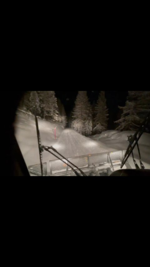 Mit dem Pistenbully unterwegs auf der Schlittelpiste Tiragn - Stierva.
Danke Roman für das Video!
#uts #pistegut #winterisback #winterwunderland #graubünden #stierva