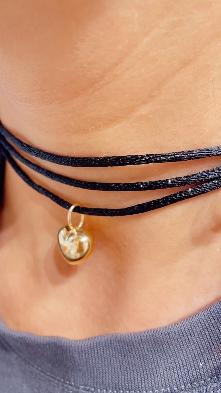 E’ la novità dell’estate, super trendy , stilosa e colorata!
Collana multigiro con cuore bold, oppure bracciale perché no?
.
.
Scegli il tuo colore preferito e vieni in negozio o su www.capsulerovereto.it 💖
.
.
Modella @emiherreroo
#capsulerovereto #piccoleemozioniquotidiane #choker #argento #colore#estate#bijoux #musthave #love